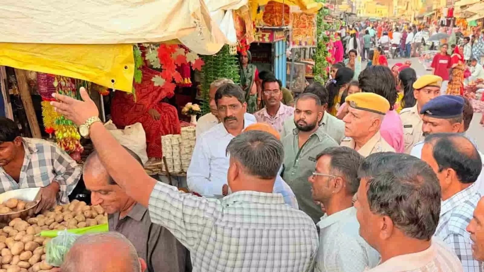 तस्वीर में चित्तौड़गढ़ के मुख्य बाजार में पुलिस अधिकारी दुकानदारों को अतिक्रमण हटाने का निर्देश देते हुए दिख रहे हैं। तस्वीर में चित्तौड़गढ़ के मुख्य बाजार में पुलिस अधिकारी दुकानदारों को अतिक्रमण हटाने का निर्देश देते हुए दिख रहे हैं।
