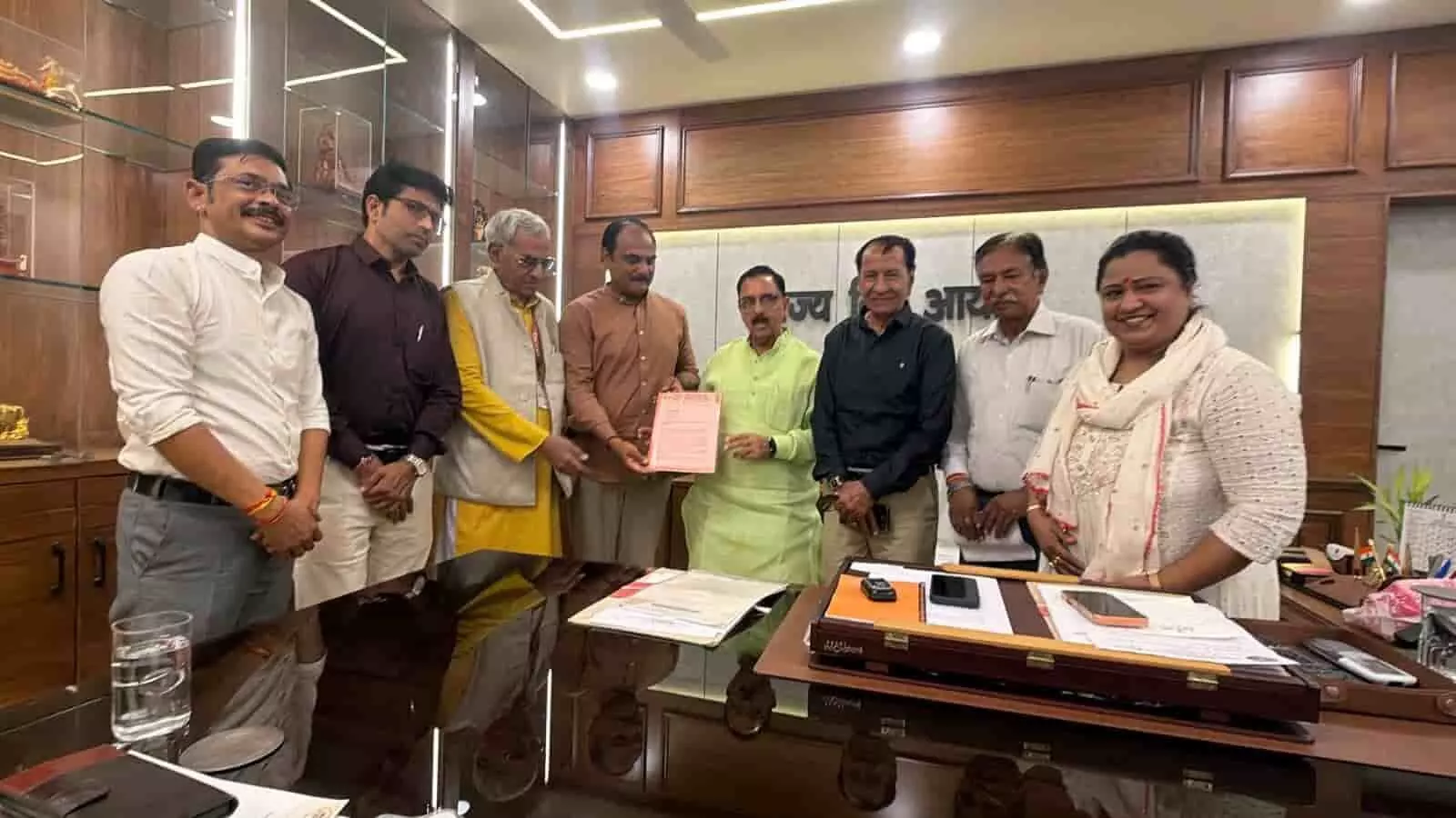 तस्वीर में पत्रकार सुरक्षा कानून की मांग को लेकर ज्ञापन सौंपते हुए पत्रकार संगठन के प्रतिनिधि दिख रहे हैं। तस्वीर में पत्रकार सुरक्षा कानून की मांग को लेकर ज्ञापन सौंपते हुए पत्रकार संगठन के प्रतिनिधि दिख रहे हैं।