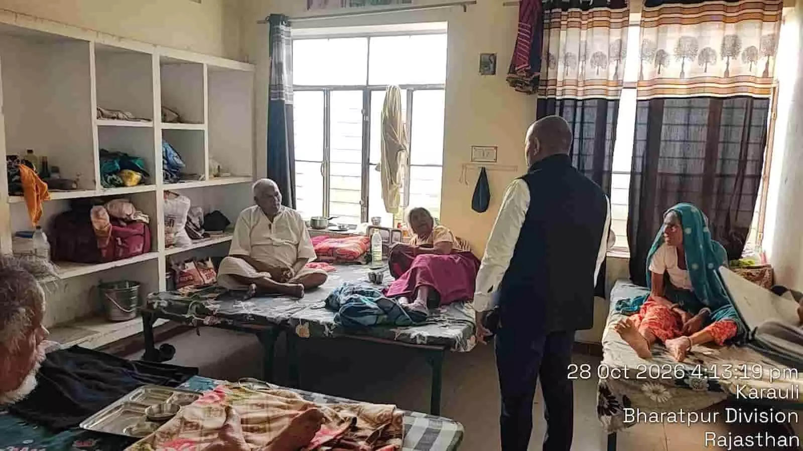 तस्वीर में करौली वृद्धाश्रम के कमरे में अधिकारी वृद्धजनों से बातचीत कर व्यवस्थाओं का जायजा ले रहे हैं। तस्वीर में करौली वृद्धाश्रम के कमरे में अधिकारी वृद्धजनों से बातचीत कर व्यवस्थाओं का जायजा ले रहे हैं।