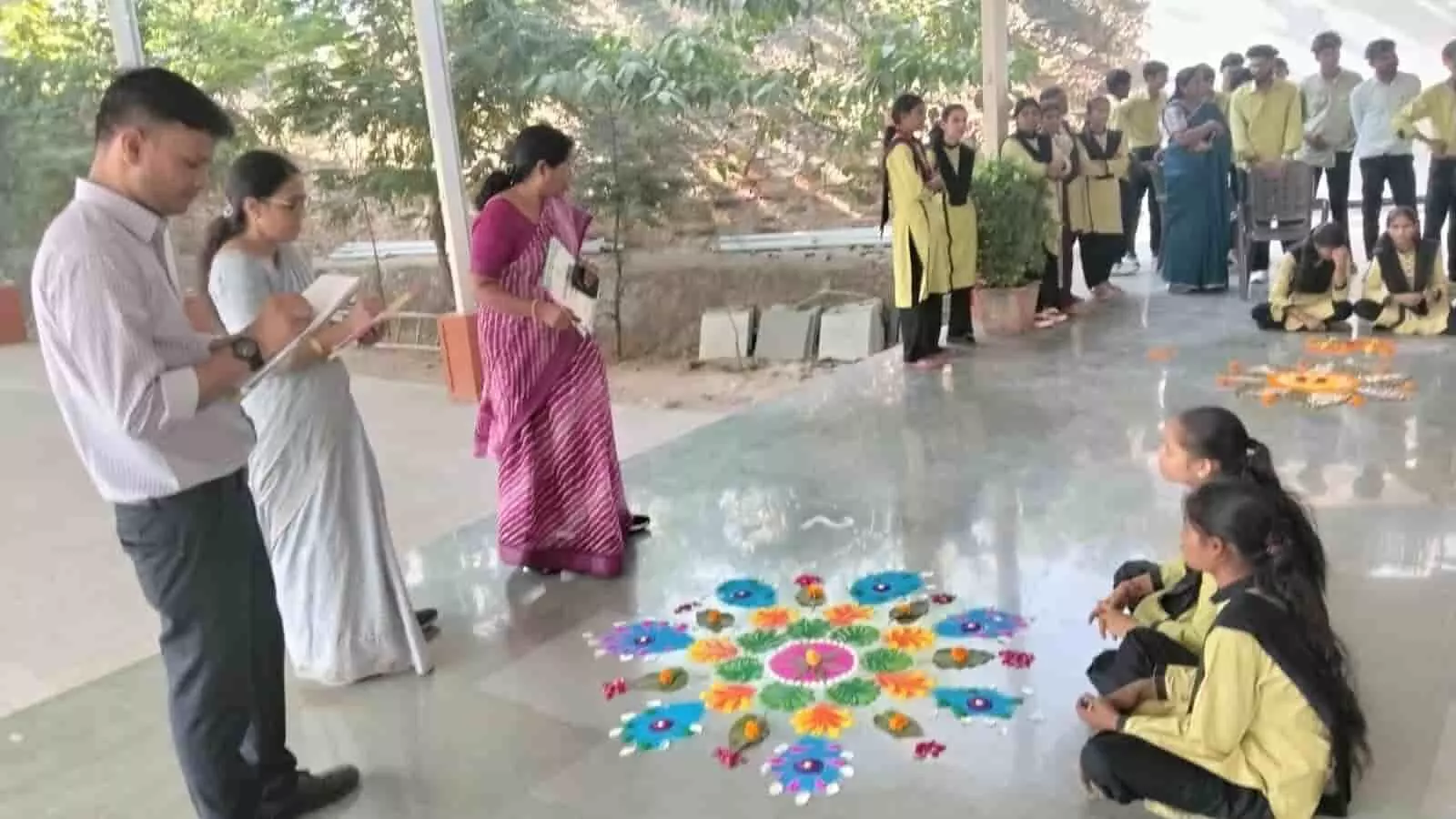 तस्वीर में नागफणी डिग्री कॉलेज की रंगोली प्रतियोगिता का मूल्यांकन करते निर्णायक मंडल के सदस्य और छात्र-छात्राएं दिखाई दे रहे हैं। तस्वीर में नागफणी डिग्री कॉलेज की रंगोली प्रतियोगिता का मूल्यांकन करते निर्णायक मंडल के सदस्य और छात्र-छात्राएं दिखाई दे रहे हैं।
