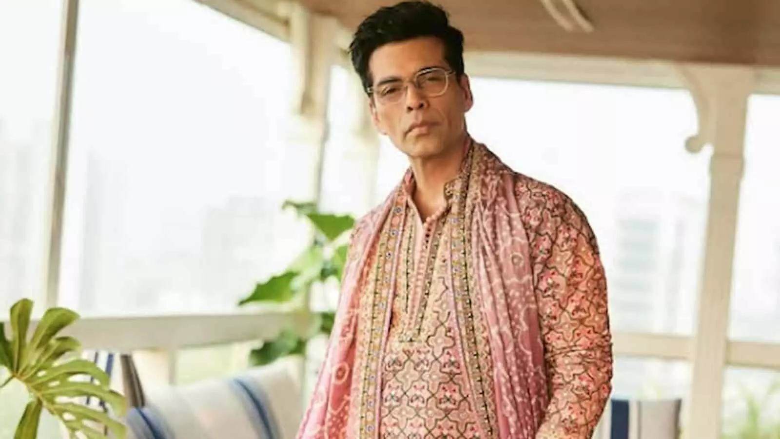 तस्वीर में पारंपरिक परिधान पहने फिल्म निर्माता करण जौहर नजर आ रहे हैं। तस्वीर में पारंपरिक परिधान पहने फिल्म निर्माता करण जौहर नजर आ रहे हैं।