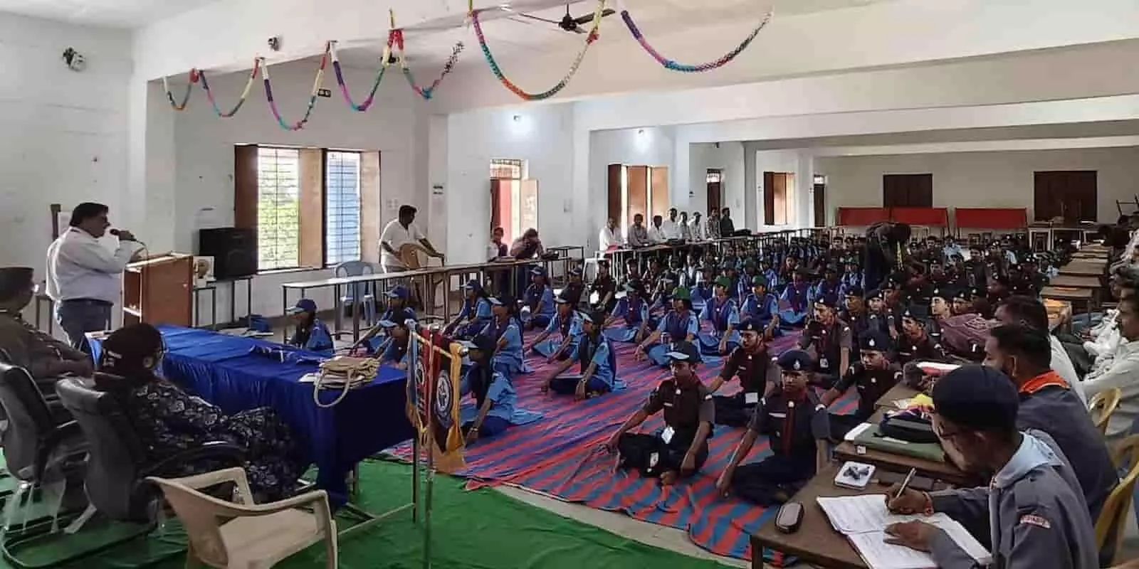 तस्वीर में सलूम्बर में पंचायतीराज चुनाव प्रशिक्षण के दौरान बैठे स्काउट-गाइड वॉलंटियर्स और संबोधन करते अधिकारी। तस्वीर में सलूम्बर में पंचायतीराज चुनाव प्रशिक्षण के दौरान बैठे स्काउट-गाइड वॉलंटियर्स और संबोधन करते अधिकारी।