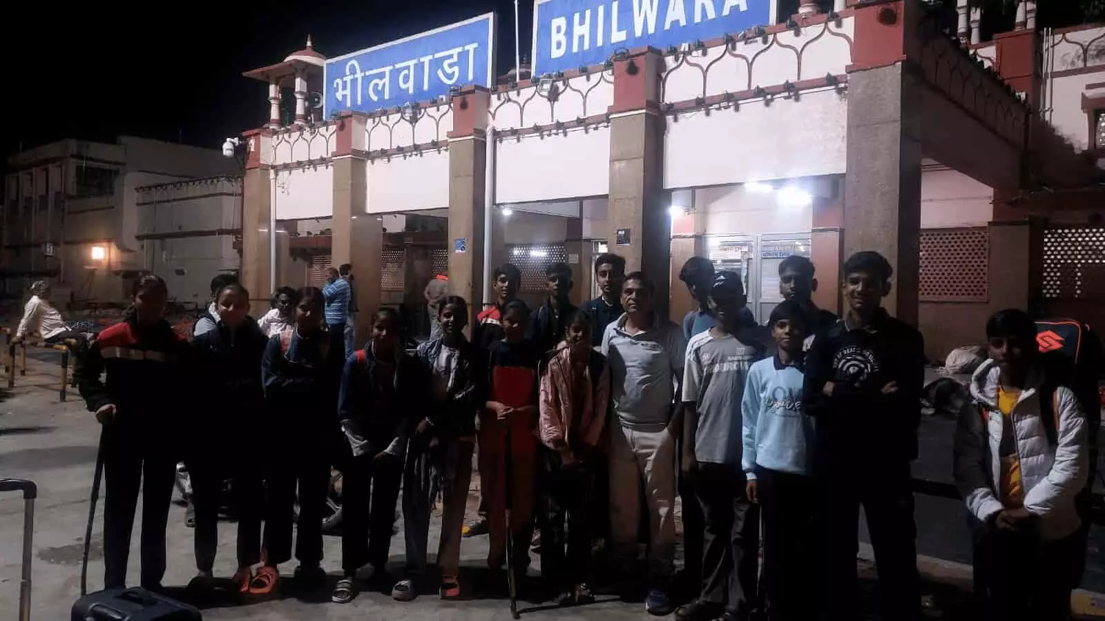 तस्वीर में भीलवाड़ा रेलवे स्टेशन पर राष्ट्रीय प्रतियोगिता के लिए रवाना होते खिलाड़ी दिख रहे हैं। तस्वीर में भीलवाड़ा रेलवे स्टेशन पर राष्ट्रीय प्रतियोगिता के लिए रवाना होते खिलाड़ी दिख रहे हैं।