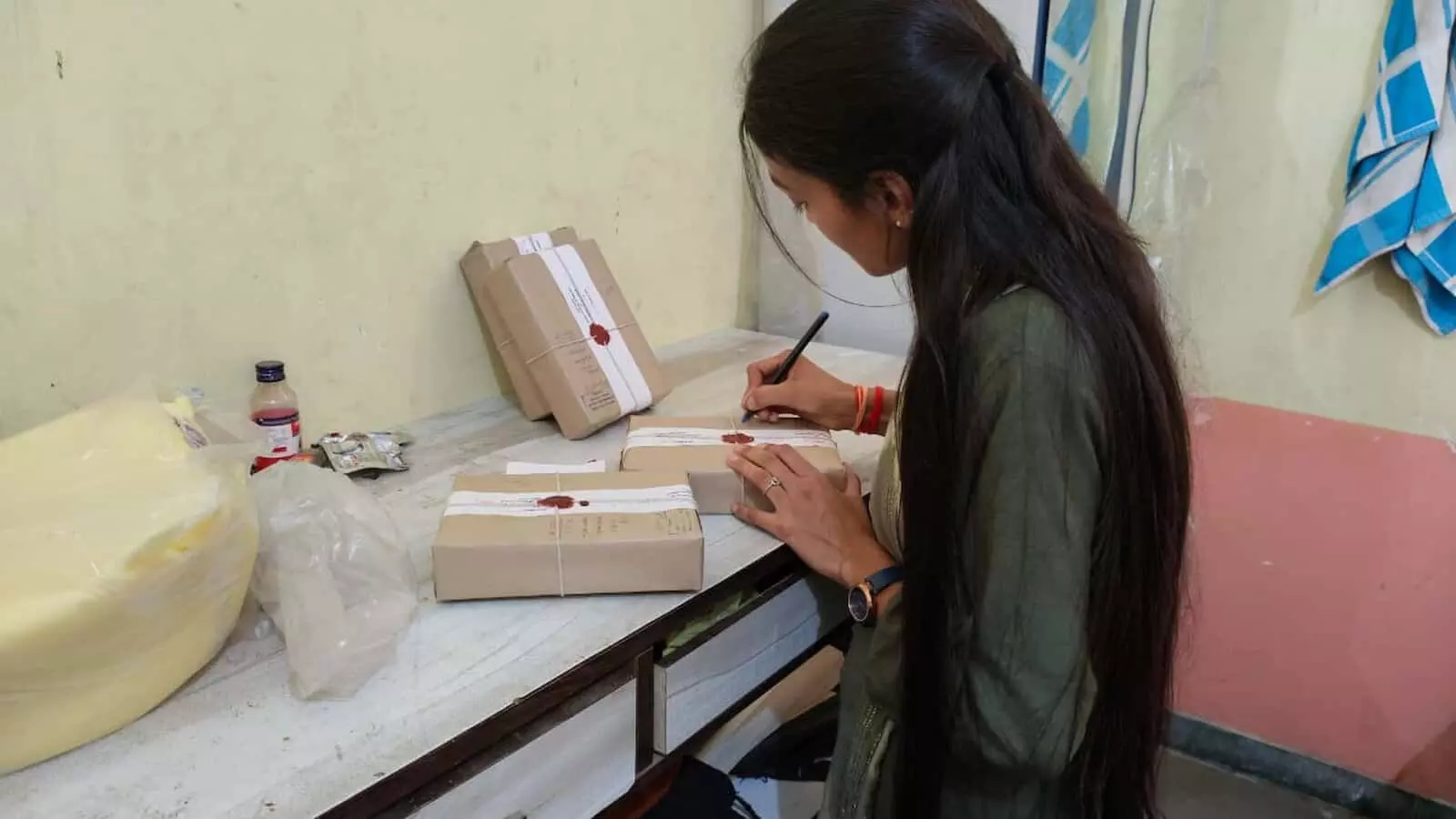 तस्वीर में खाद्य सुरक्षा अधिकारी सलूम्बर में मिठाइयों की जांच के बाद नमूने सील कर रही हैं। तस्वीर में खाद्य सुरक्षा अधिकारी सलूम्बर में मिठाइयों की जांच के बाद नमूने सील कर रही हैं।