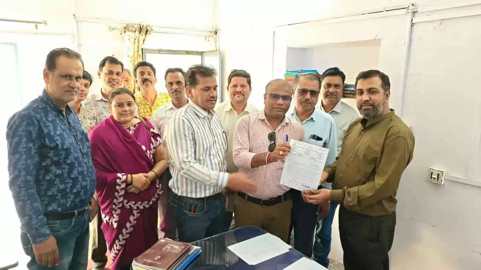 तस्वीर में सलूम्बर सीबीईओ कार्यालय में ज्ञापन सौंपते अखिल भारतीय राष्ट्रीय शैक्षिक महासंघ के पदाधिकारी दिख रहे हैं। तस्वीर में सलूम्बर सीबीईओ कार्यालय में ज्ञापन सौंपते अखिल भारतीय राष्ट्रीय शैक्षिक महासंघ के पदाधिकारी दिख रहे हैं।