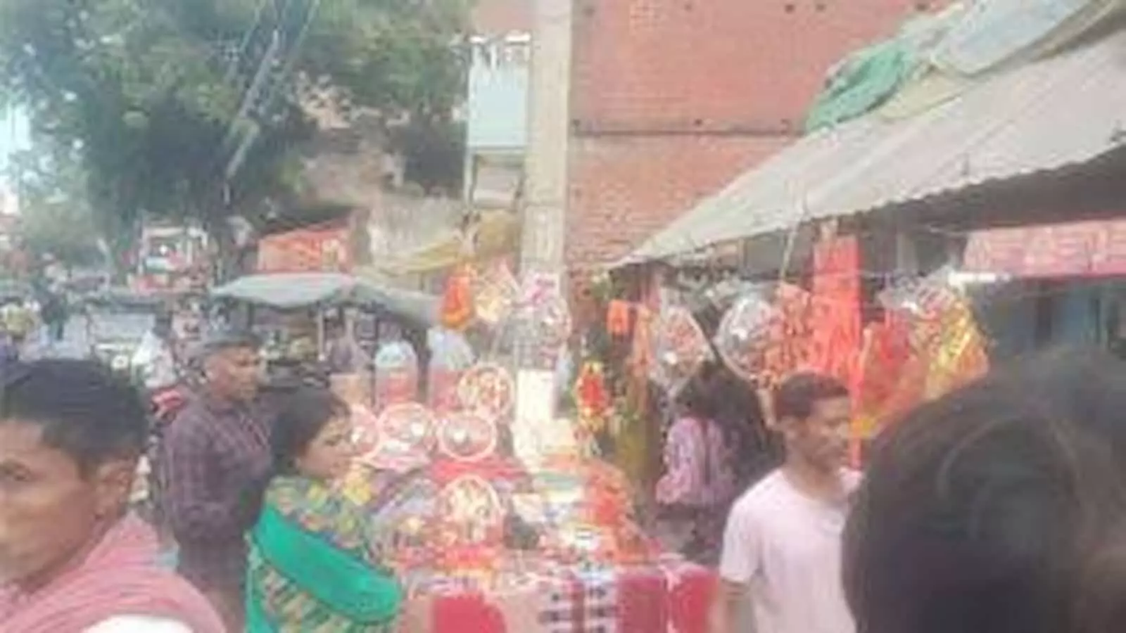 तस्वीर में शाहगंज बाजार की दुकान पर करवा चौथ व्रत की खरीदारी करती महिलाएं दिख रही हैं। तस्वीर में शाहगंज बाजार की दुकान पर करवा चौथ व्रत की खरीदारी करती महिलाएं दिख रही हैं।