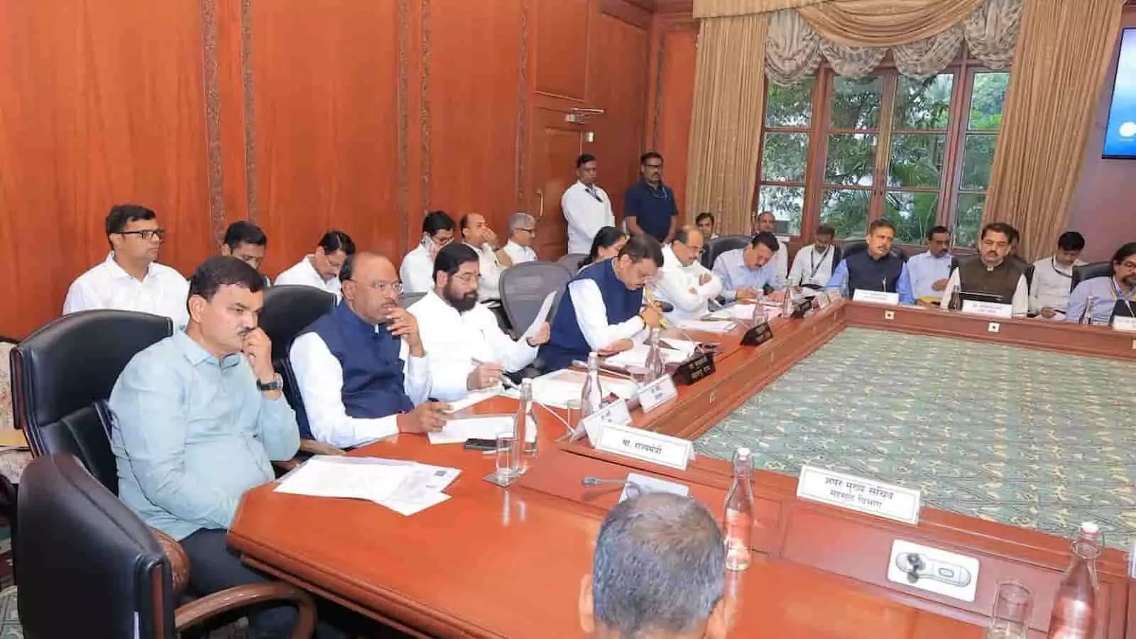 तस्वीर में मुंबई के सह्याद्री अतिथिगृह में किसान सभा प्रतिनिधिमंडल के साथ बैठक होती दिख रही है। तस्वीर में मुंबई के सह्याद्री अतिथिगृह में किसान सभा प्रतिनिधिमंडल के साथ बैठक होती दिख रही है।