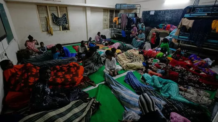 सुरक्षित आश्रय स्थल में लेटे हुए लोग और महिलाएं ओडिशा में चक्रवात अर्नब के दौरान। सुरक्षित आश्रय स्थल में लेटे हुए लोग और महिलाएं ओडिशा में चक्रवात अर्नब के दौरान।