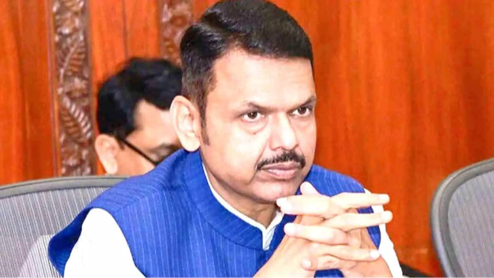 कुर्सी पर बैठे हुए देवेंद्र फडणवीस मुंबई में महाराष्ट्र विधान परिषद चुनाव परिणामों के संदर्भ में।