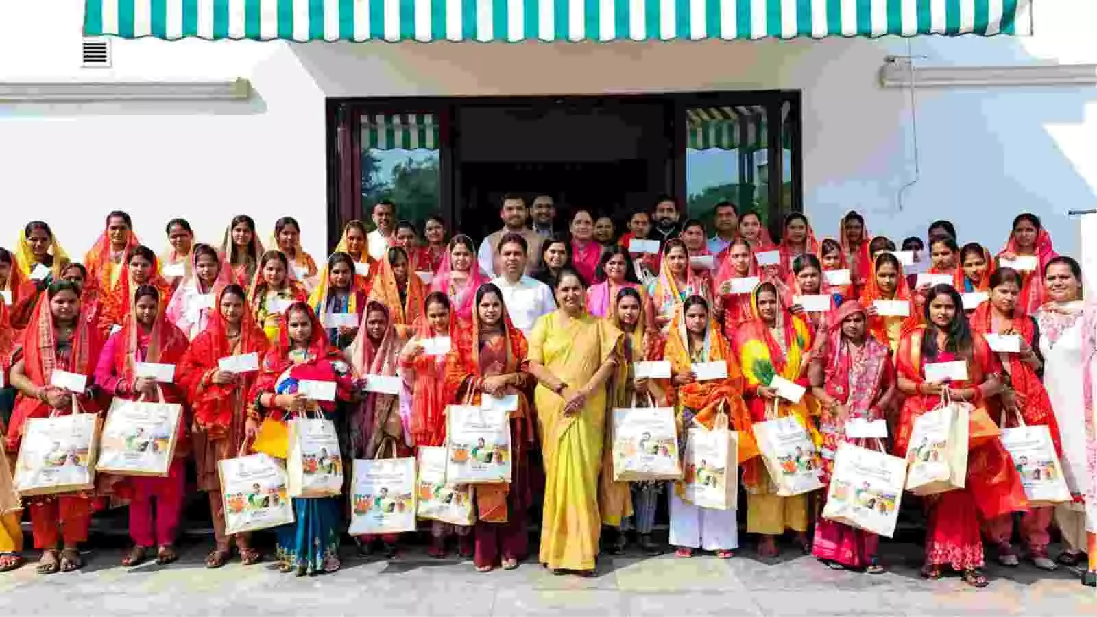 मुख्यमंत्री रेखा गुप्ता और नवविवाहित महिलाएं हाथ में उपहार बैग और चेक लिए नई दिल्ली में एक कार्यक्रम के दौरान। मुख्यमंत्री रेखा गुप्ता और नवविवाहित महिलाएं हाथ में उपहार बैग और चेक लिए नई दिल्ली में एक कार्यक्रम के दौरान।