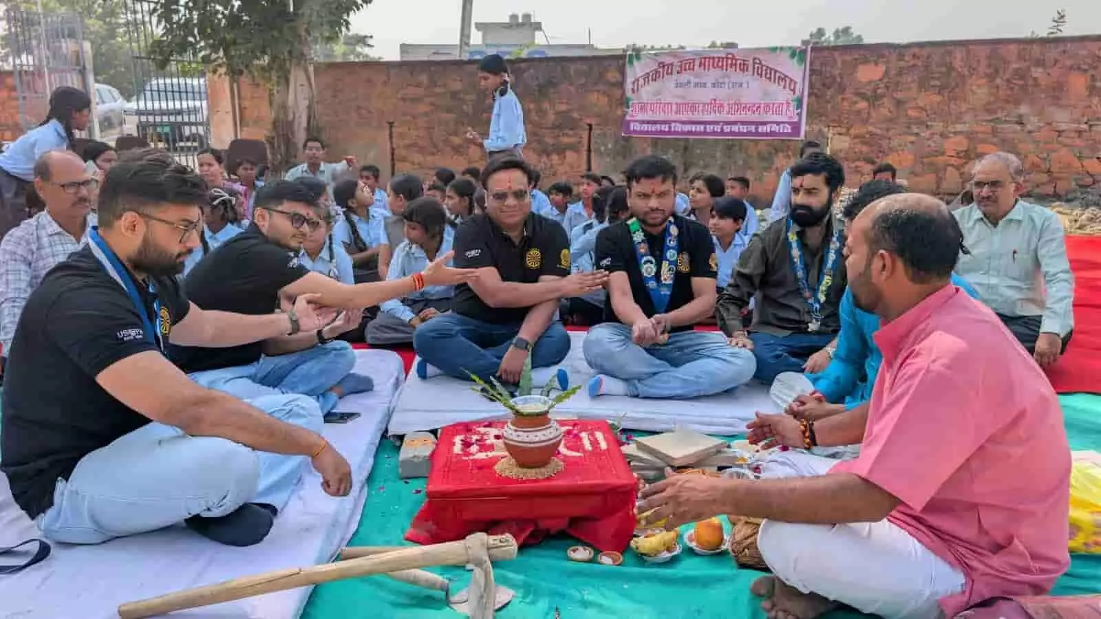 तस्वीर में राजकीय उच्च माध्यमिक विद्यालय देवली अरब कोटा में भूमि पूजन अनुष्ठान करते लोग दिख रहे हैं। तस्वीर में राजकीय उच्च माध्यमिक विद्यालय देवली अरब कोटा में भूमि पूजन अनुष्ठान करते लोग दिख रहे हैं।