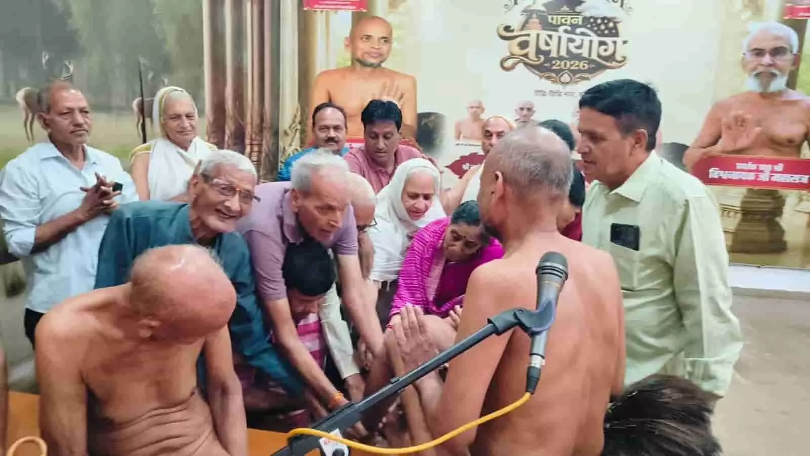 तस्वीर में कोटा के मंदिर में जैन मुनि और आशीर्वाद लेते हुए श्रद्धालु दिख रहे हैं। तस्वीर में कोटा के मंदिर में जैन मुनि और आशीर्वाद लेते हुए श्रद्धालु दिख रहे हैं।