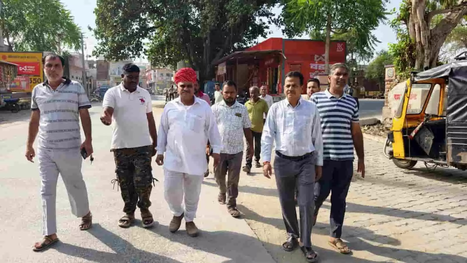 तस्वीर में रायपुर नगर पालिका अध्यक्ष और उपाध्यक्ष वार्डों में सफाई व्यवस्था का जायजा लेते नजर आ रहे हैं. तस्वीर में रायपुर नगर पालिका अध्यक्ष और उपाध्यक्ष वार्डों में सफाई व्यवस्था का जायजा लेते नजर आ रहे हैं.