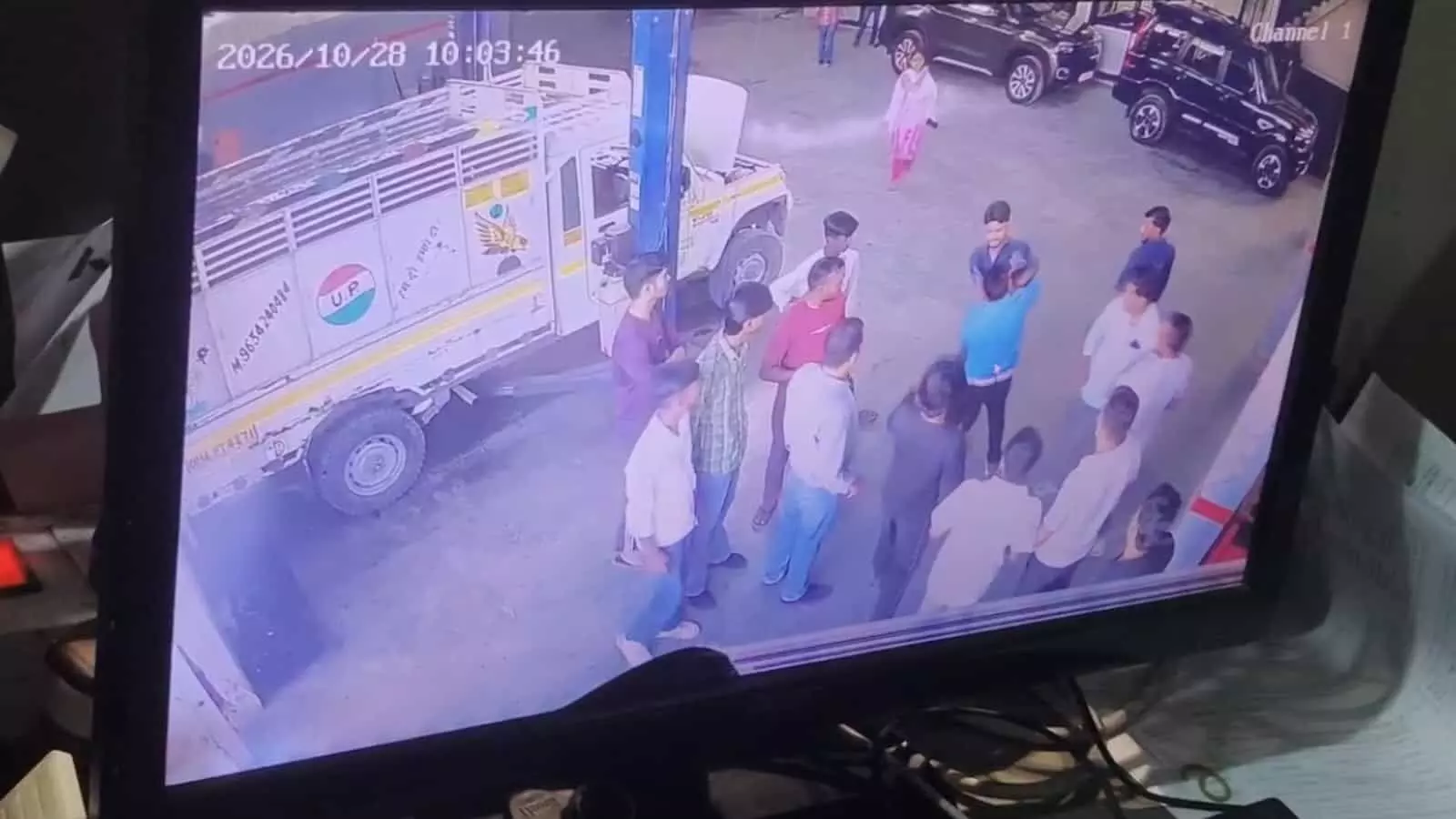 तस्वीर में हापुड़ शोरूम के सीसीटीवी फुटेज में युवक और कर्मचारियों के बीच विवाद दिख रहा है। तस्वीर में हापुड़ शोरूम के सीसीटीवी फुटेज में युवक और कर्मचारियों के बीच विवाद दिख रहा है।