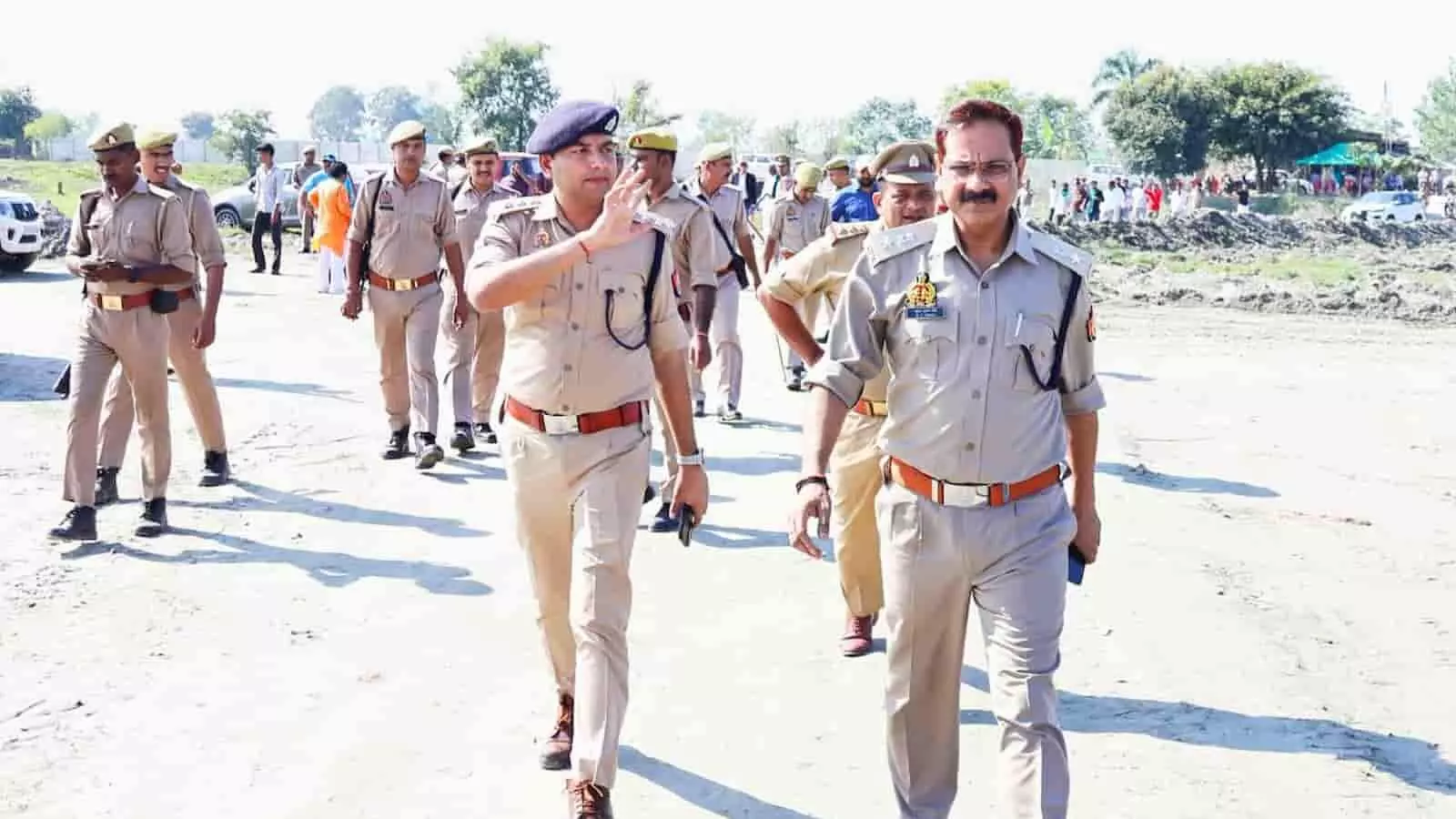 तस्वीर में गढ़मुक्तेश्वर में कार्तिक मेला मैदान का निरीक्षण करते हापुड़ पुलिस अधीक्षक और अन्य पुलिसकर्मी visible हैं। तस्वीर में गढ़मुक्तेश्वर में कार्तिक मेला मैदान का निरीक्षण करते हापुड़ पुलिस अधीक्षक और अन्य पुलिसकर्मी visible हैं।