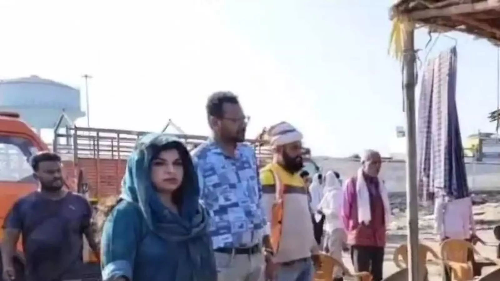 तस्वीर में अधिशासी अधिकारी पवित्रा त्रिपाठी टीम के साथ ब्रजघाट में अतिक्रमण अभियान का निरीक्षण करती दिख रही हैं। तस्वीर में अधिशासी अधिकारी पवित्रा त्रिपाठी टीम के साथ ब्रजघाट में अतिक्रमण अभियान का निरीक्षण करती दिख रही हैं।