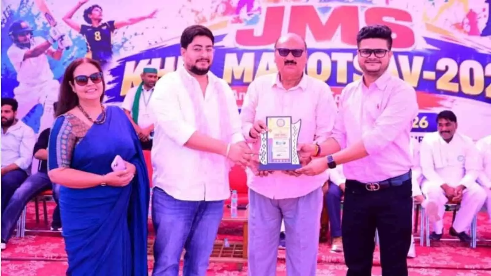 तस्वीर में हापुड़ के जेएमएस खेल महोत्सव के मंच पर अतिथि स्मृति चिह्न भेंट करते हुए। तस्वीर में हापुड़ के जेएमएस खेल महोत्सव के मंच पर अतिथि स्मृति चिह्न भेंट करते हुए।
