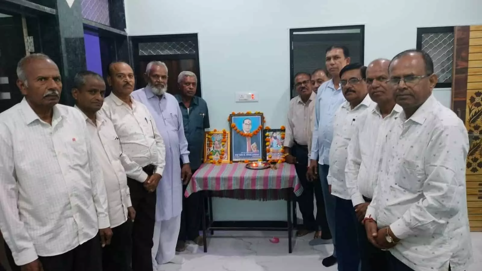तस्वीर में खेरवाड़ा में मेघवाल समाज के पेंशनर साथियों की बैठक के दौरान उपस्थित सदस्य दिख रहे हैं। तस्वीर में खेरवाड़ा में मेघवाल समाज के पेंशनर साथियों की बैठक के दौरान उपस्थित सदस्य दिख रहे हैं।