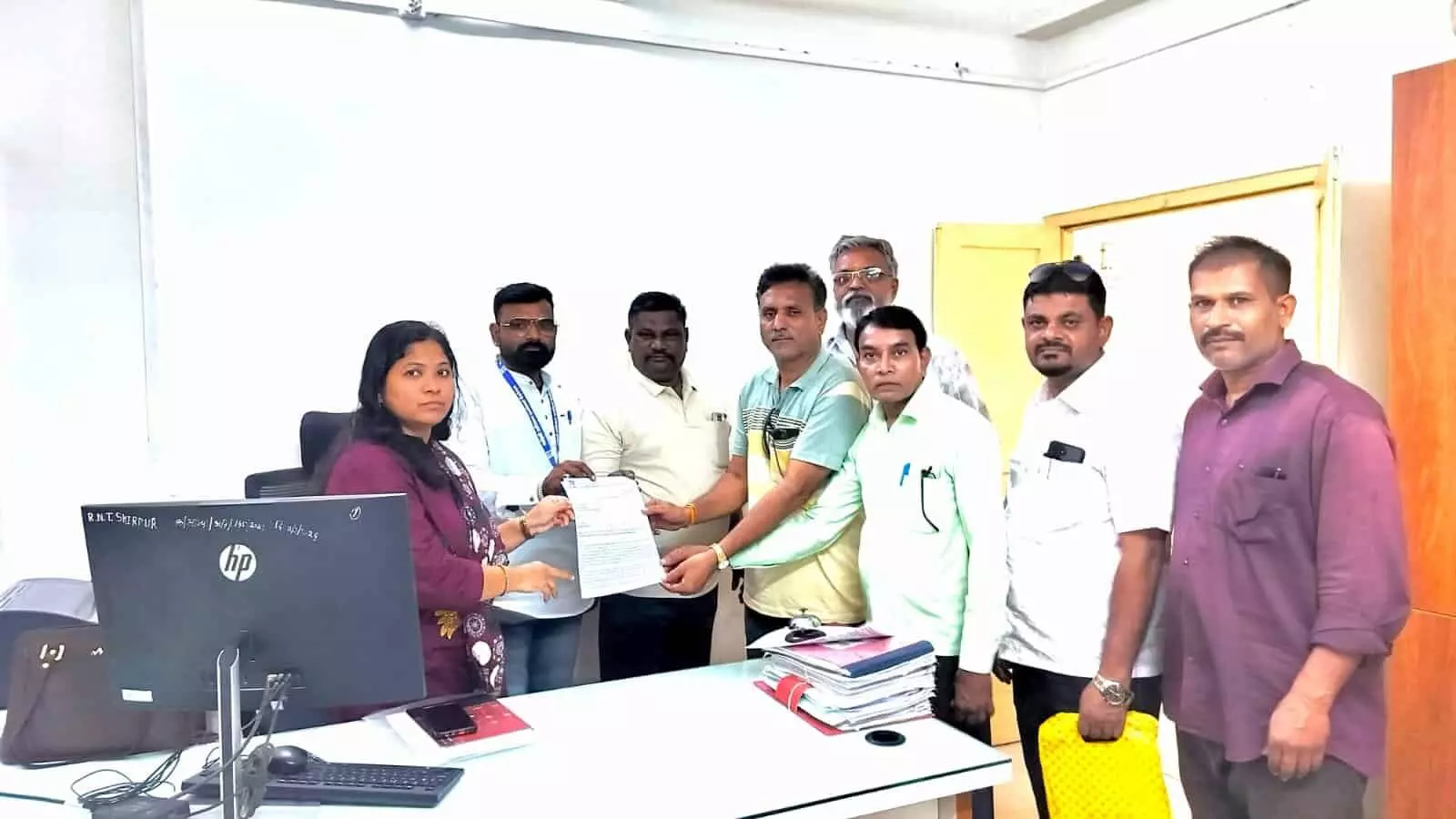 तस्वीर में शिरपुर कार्यालय में तहसीलदार को वन संरक्षण का ज्ञापन सौंपते हुए आरटीआई कार्यकर्ता दिख रहे हैं।