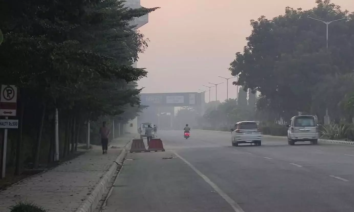 तस्वीर में दिख रहा उत्तर प्रदेश का सड़क मार्ग जहां चक्रवाती तूफान के असर से मौसम में बदलाव है। तस्वीर में दिख रहा उत्तर प्रदेश का सड़क मार्ग जहां चक्रवाती तूफान के असर से मौसम में बदलाव है।