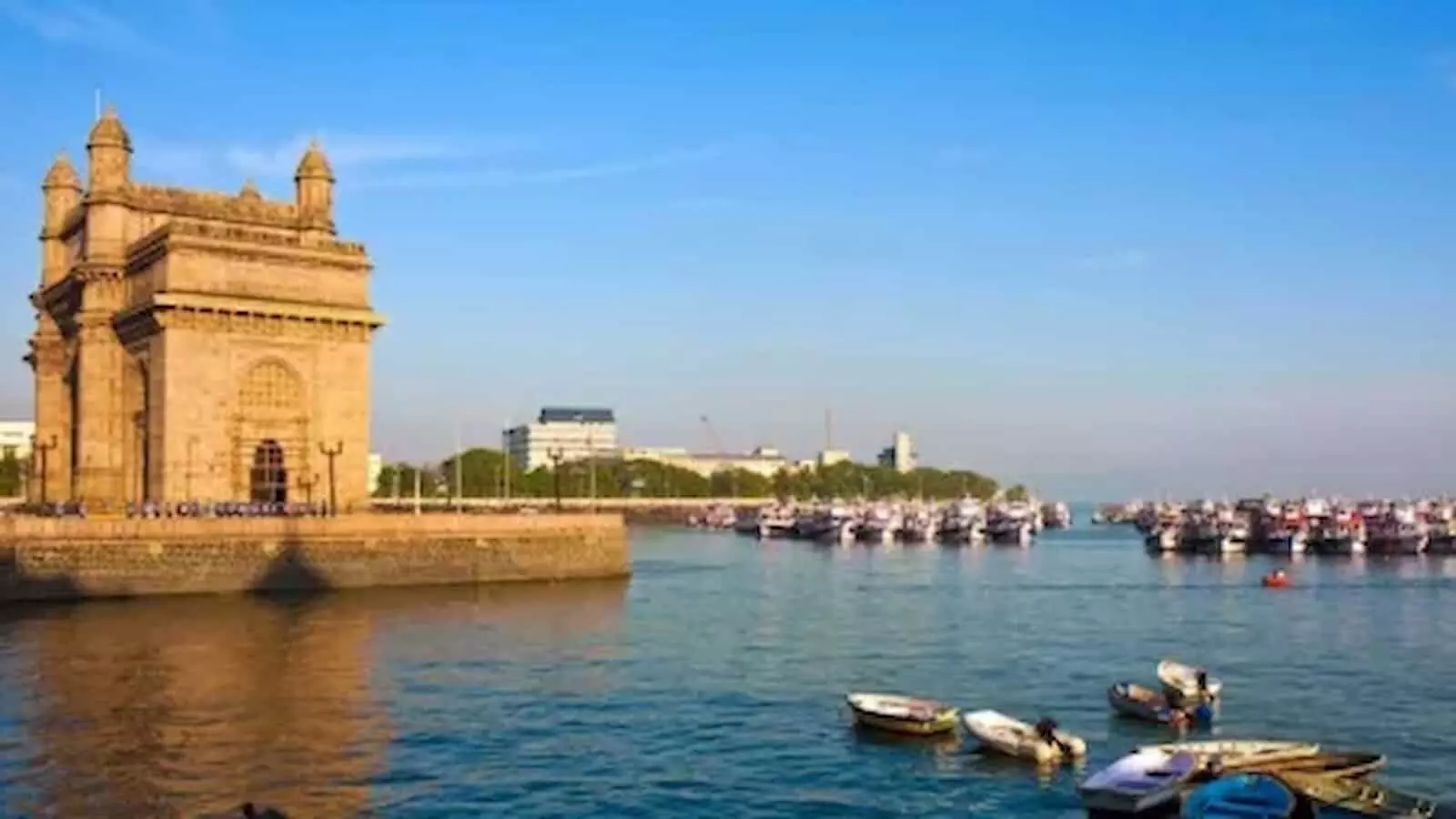 तस्वीर में मुंबई के गेटवे ऑफ इंडिया पर साफ आसमान के नीचे शुष्क मौसम दिखाई दे रहा है।