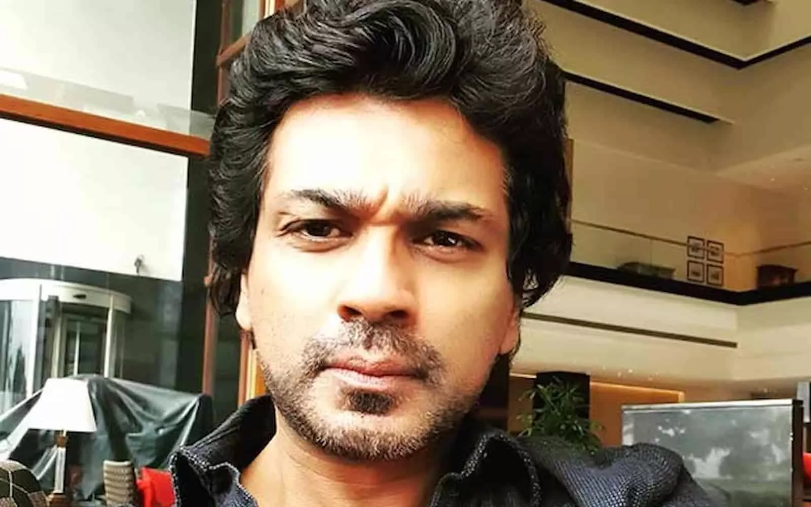 तस्वीर में फिल्म निर्माता निखिल द्विवेदी मुंबई में अपनी प्रोडक्शन कंपनी के कानूनी विवाद के संदर्भ में दिख रहे हैं। तस्वीर में फिल्म निर्माता निखिल द्विवेदी मुंबई में अपनी प्रोडक्शन कंपनी के कानूनी विवाद के संदर्भ में दिख रहे हैं।