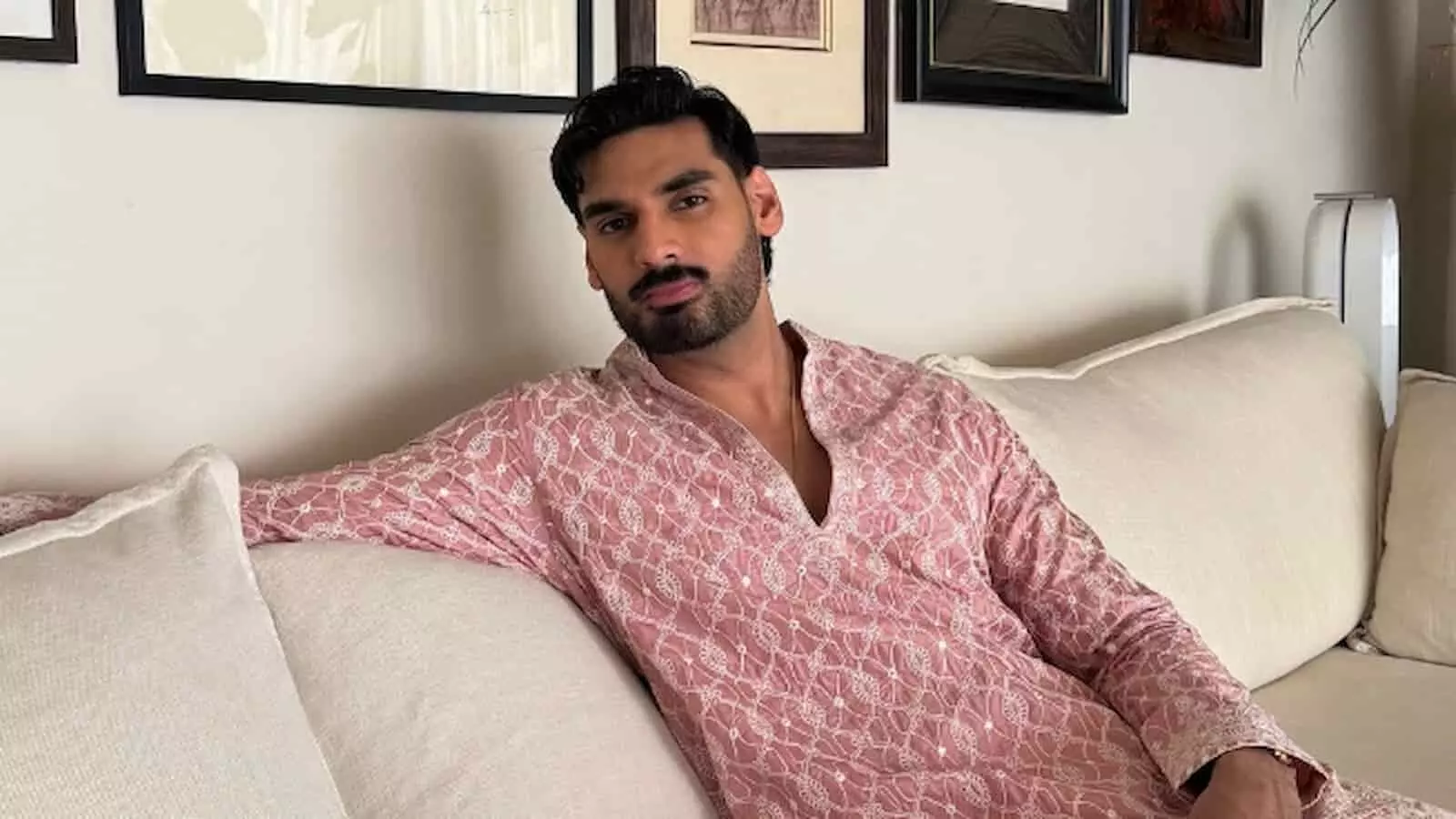 तस्वीर में सोफे पर बैठे अभिनेता अहान शेट्टी नई फिल्म सनकी की शूटिंग के संदर्भ में नजर आ रहे हैं।