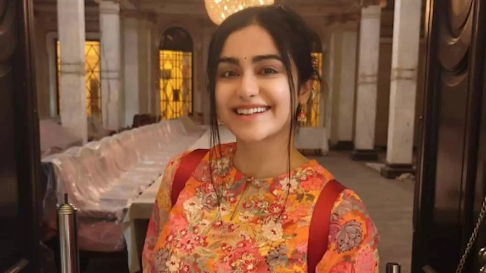तस्वीर में मुस्कुराती हुई अभिनेत्री अदा शर्मा मुंबई में एक इंडोर जगह पर खड़ी हैं। तस्वीर में मुस्कुराती हुई अभिनेत्री अदा शर्मा मुंबई में एक इंडोर जगह पर खड़ी हैं।