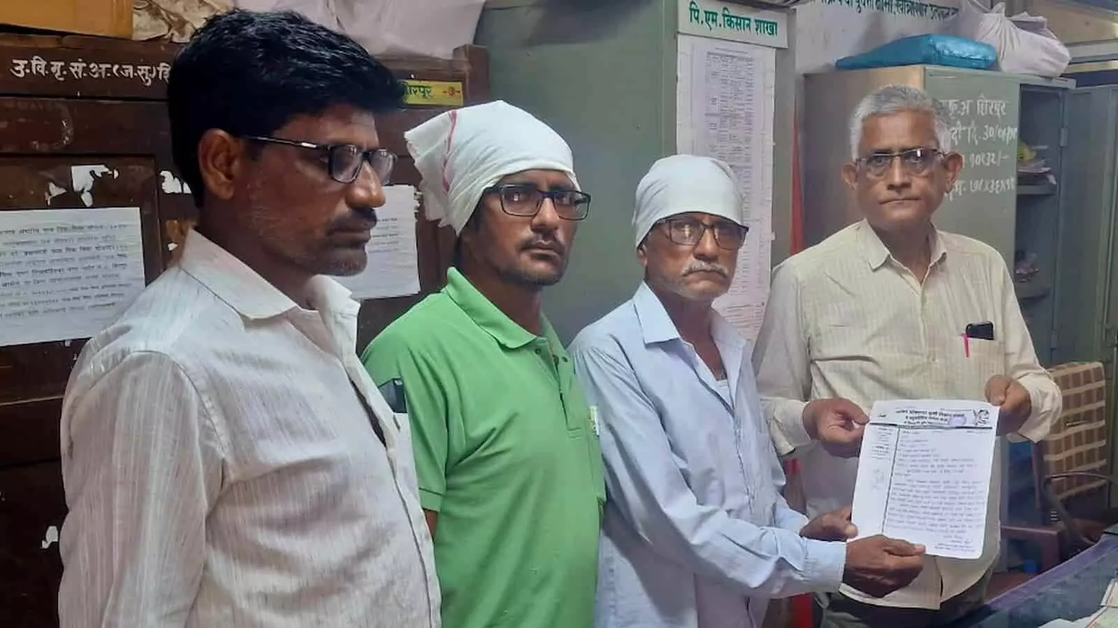 तस्वीर में चार व्यक्ति कार्यालय के भीतर खड़े होकर ज्ञापन पत्र दिखाते हुए नजर आ रहे हैं। तस्वीर में चार व्यक्ति कार्यालय के भीतर खड़े होकर ज्ञापन पत्र दिखाते हुए नजर आ रहे हैं।