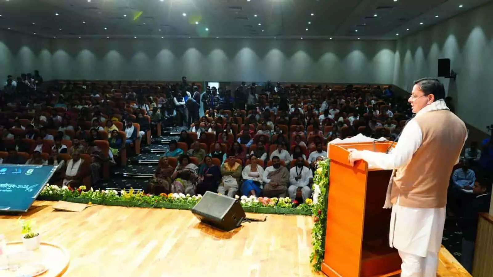 तस्वीर में मुख्यमंत्री पुष्कर सिंह धामी देहरादून में लेखक गाँव अंतरराष्ट्रीय महोत्सव को संबोधित कर रहे हैं। तस्वीर में मुख्यमंत्री पुष्कर सिंह धामी देहरादून में लेखक गाँव अंतरराष्ट्रीय महोत्सव को संबोधित कर रहे हैं।