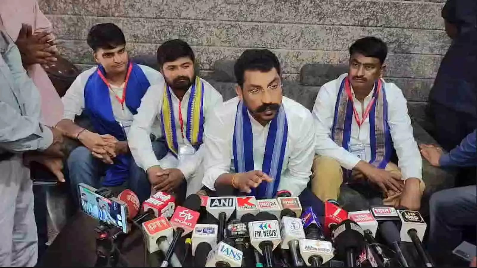 तस्वीर में आजाद समाज पार्टी के राष्ट्रीय अध्यक्ष चंद्रशेखर आजाद एटा में पत्रकारों को संबोधित करते दिख रहे हैं। तस्वीर में आजाद समाज पार्टी के राष्ट्रीय अध्यक्ष चंद्रशेखर आजाद एटा में पत्रकारों को संबोधित करते दिख रहे हैं।