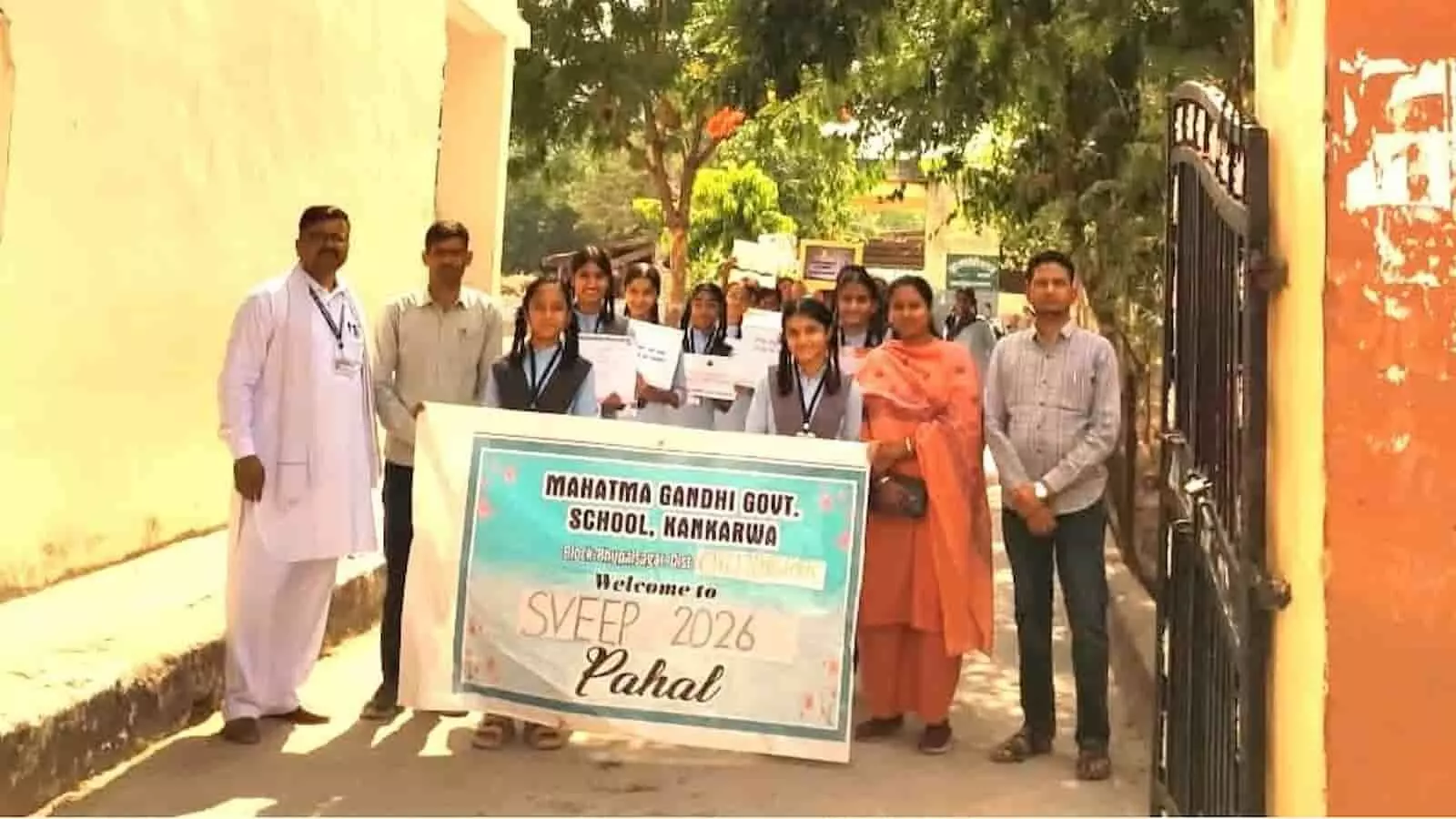 तस्वीर में कांकरवा के महात्मा गांधी स्कूल के छात्र और शिक्षक SVEEP 2026 बैनर के साथ रैली निकालते दिख रहे हैं। तस्वीर में कांकरवा के महात्मा गांधी स्कूल के छात्र और शिक्षक SVEEP 2026 बैनर के साथ रैली निकालते दिख रहे हैं।