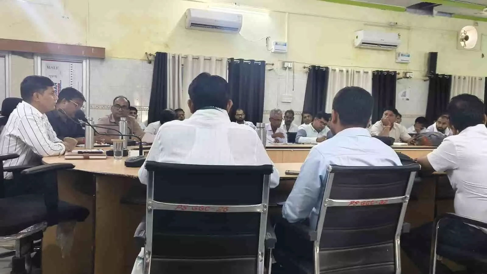 तस्वीर में गंगापुर सिटी सभागार में विकास अधिकारी की अध्यक्षता में प्रधानमंत्री आवास योजना की समीक्षा बैठक हो रही है। तस्वीर में गंगापुर सिटी सभागार में विकास अधिकारी की अध्यक्षता में प्रधानमंत्री आवास योजना की समीक्षा बैठक हो रही है।