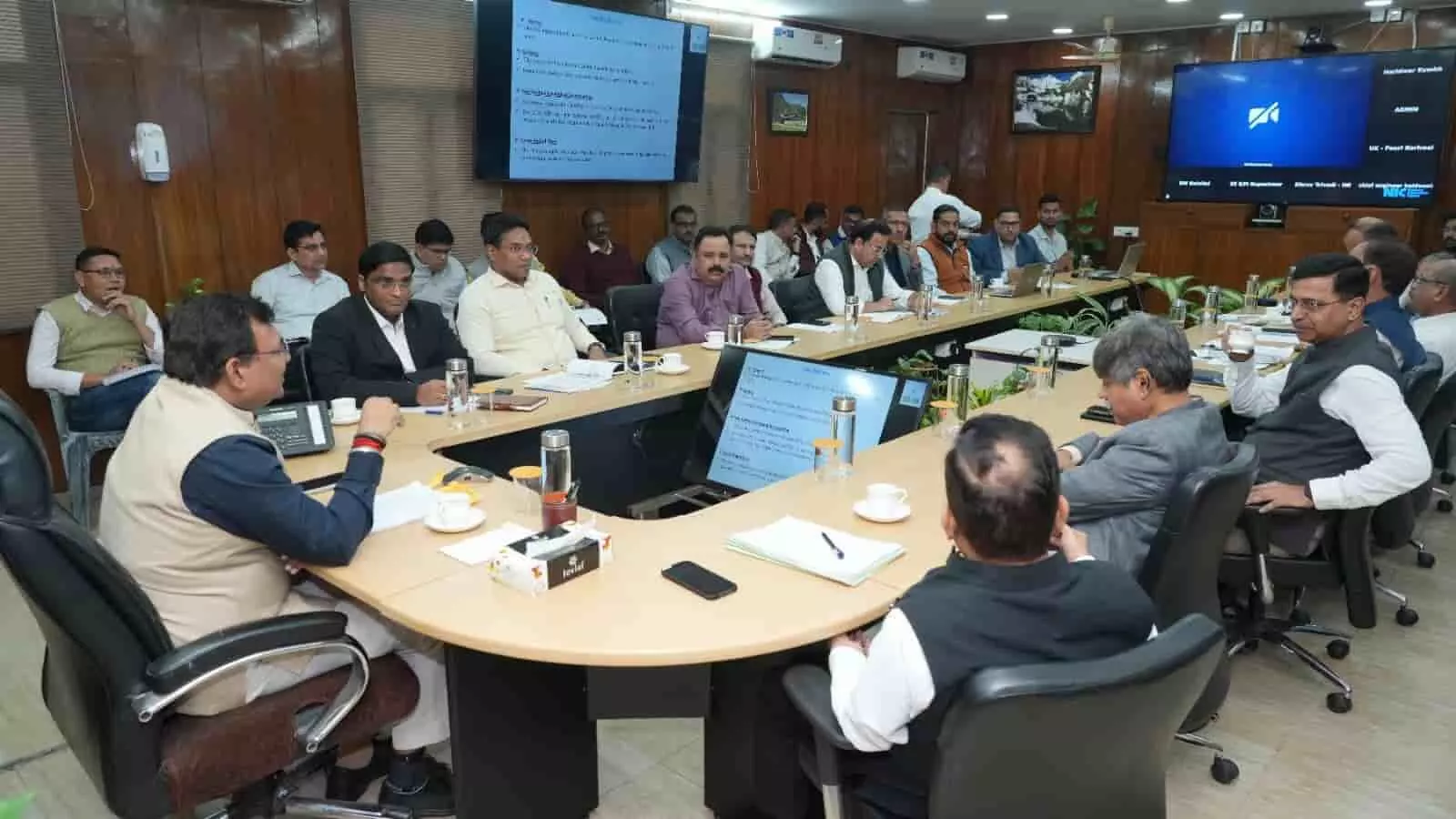 तस्वीर में सचिवालय में मुख्य सचिव आनंद बर्द्धन की अध्यक्षता में विकास परियोजनाओं की समीक्षा करते अधिकारी देहरादून में। तस्वीर में सचिवालय में मुख्य सचिव आनंद बर्द्धन की अध्यक्षता में विकास परियोजनाओं की समीक्षा करते अधिकारी देहरादून में।