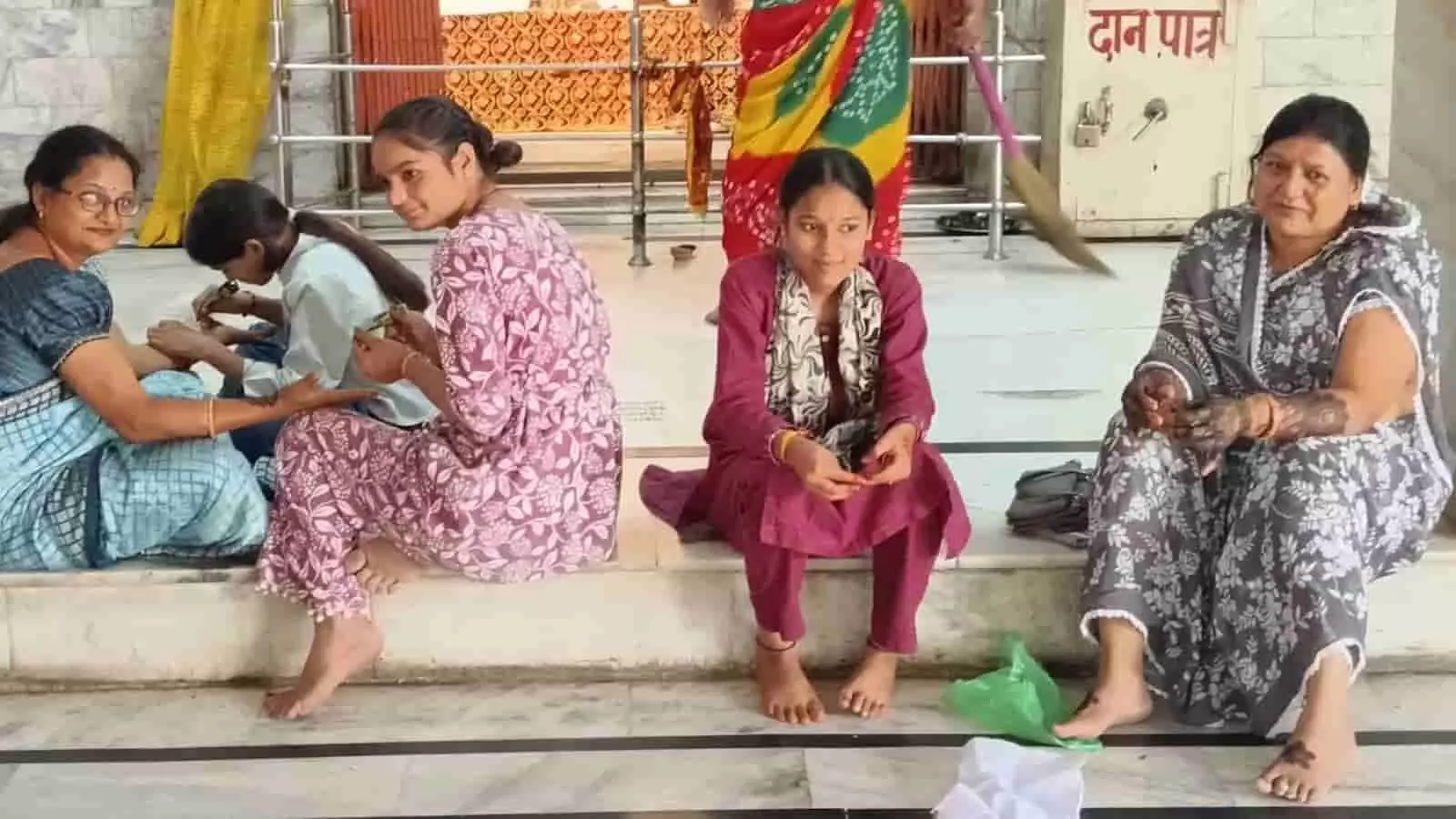 करवा चौथ के अवसर पर सेवा भारती समिति की ओर से बारां में आयोजित मेहंदी कला केंद्र पर पारंपरिक मेहंदी लगवाती महिलाएं और युवतियां। करवा चौथ के अवसर पर सेवा भारती समिति की ओर से बारां में आयोजित मेहंदी कला केंद्र पर पारंपरिक मेहंदी लगवाती महिलाएं और युवतियां।