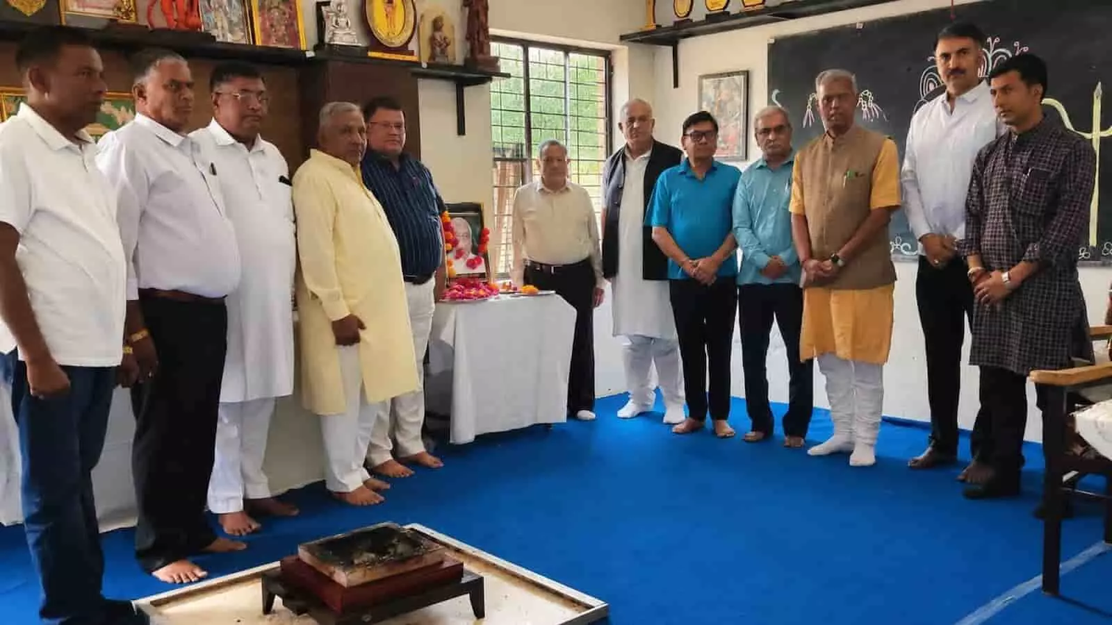 उदयपुर में भानुकुमार शास्त्री की जयंती पर उनके चित्र के समीप पुष्पांजलि कार्यक्रम में उपस्थित लोग। उदयपुर में भानुकुमार शास्त्री की जयंती पर उनके चित्र के समीप पुष्पांजलि कार्यक्रम में उपस्थित लोग।