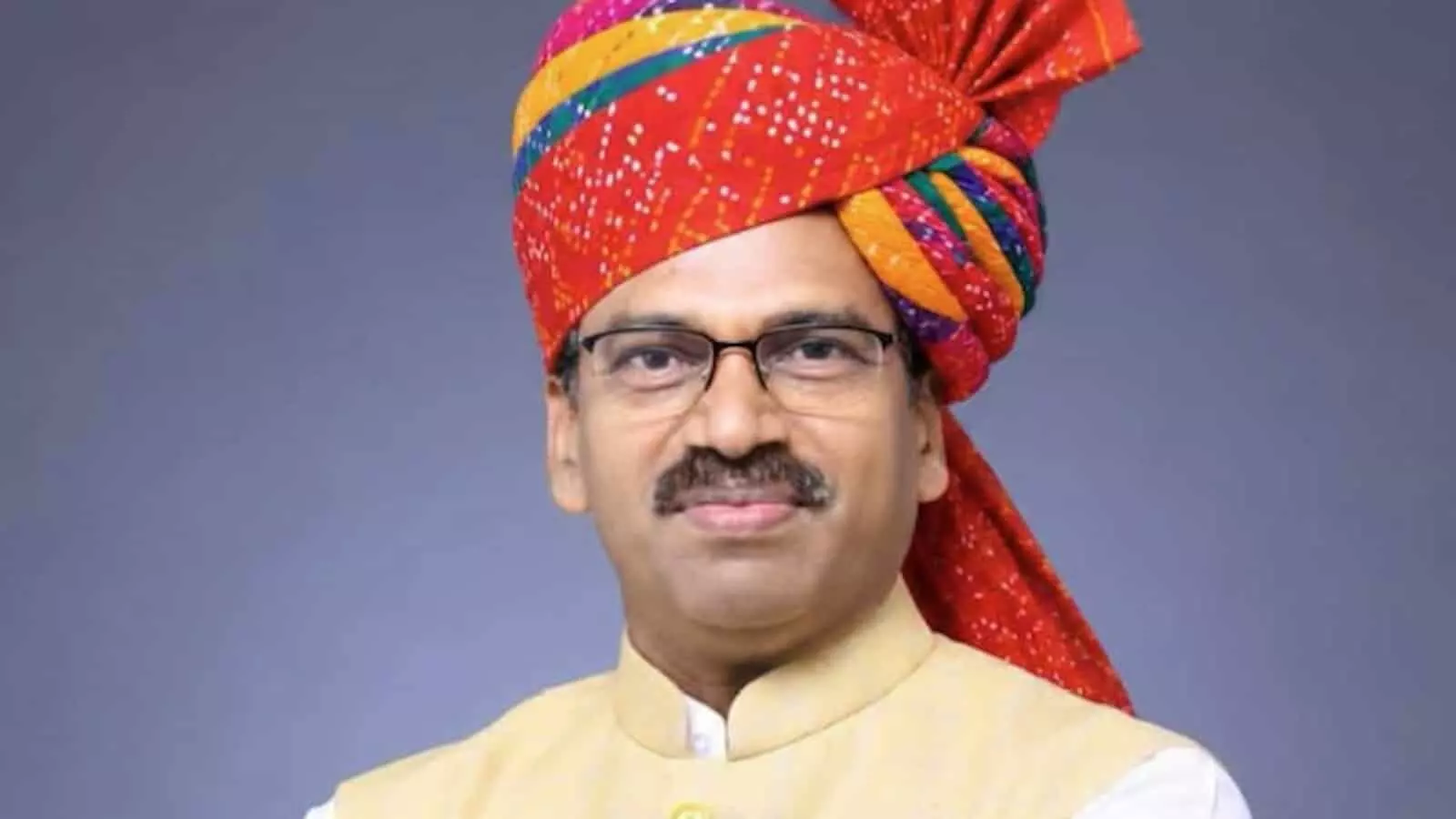पारंपरिक साफा पहने उदयपुर सांसद डॉ. मन्नालाल रावत, जो खेरवाड़ा में जनसंपर्क कार्यक्रम में भाग लेंगे। पारंपरिक साफा पहने उदयपुर सांसद डॉ. मन्नालाल रावत, जो खेरवाड़ा में जनसंपर्क कार्यक्रम में भाग लेंगे।