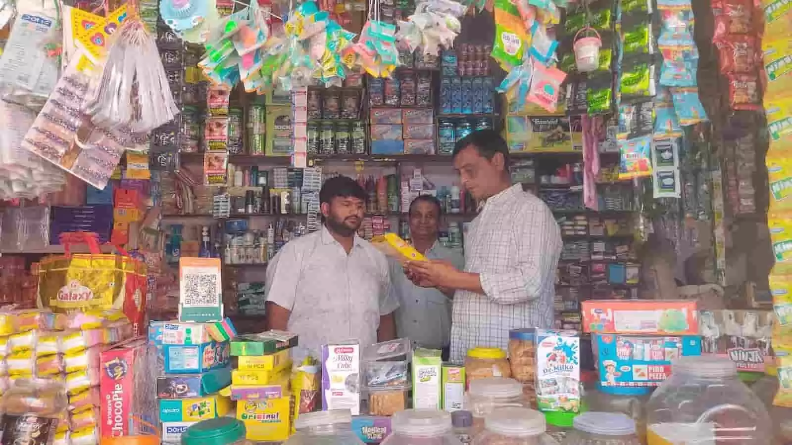 तस्वीर में बौंली के एक स्टोर पर पैकेज्ड वस्तुओं के नियमों की जांच करते अधिकारी। तस्वीर में बौंली के एक स्टोर पर पैकेज्ड वस्तुओं के नियमों की जांच करते अधिकारी।