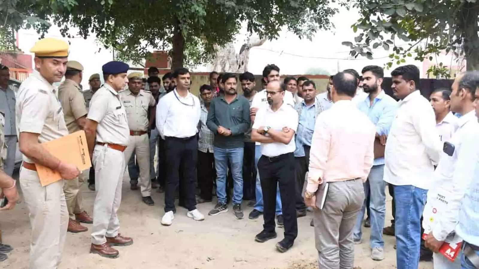 तस्वीर में सवाई माधोपुर के जिला निर्वाचन अधिकारी काना राम अधिकारियों के साथ खण्डार के मतदान केंद्र पर व्यवस्थाओं का जायजा ले रहे हैं। तस्वीर में सवाई माधोपुर के जिला निर्वाचन अधिकारी काना राम अधिकारियों के साथ खण्डार के मतदान केंद्र पर व्यवस्थाओं का जायजा ले रहे हैं।