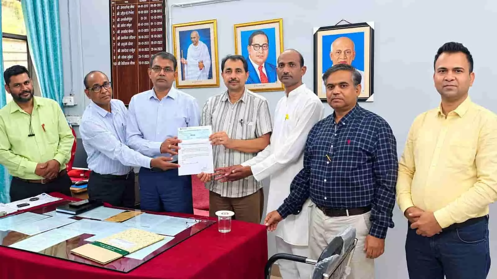 तस्वीर में सवाई माधोपुर में सेवानिवृत्त शिक्षक और शिक्षा अधिकारी विद्यालय विकास के लिए चेक सौंपते हुए खड़े हैं। तस्वीर में सवाई माधोपुर में सेवानिवृत्त शिक्षक और शिक्षा अधिकारी विद्यालय विकास के लिए चेक सौंपते हुए खड़े हैं।