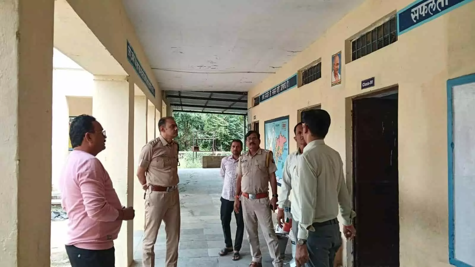 तस्वीर में प्रशासनिक अधिकारी डूंगला के एक स्कूल में बने मतदान केंद्र का निरीक्षण करते दिख रहे हैं। तस्वीर में प्रशासनिक अधिकारी डूंगला के एक स्कूल में बने मतदान केंद्र का निरीक्षण करते दिख रहे हैं।