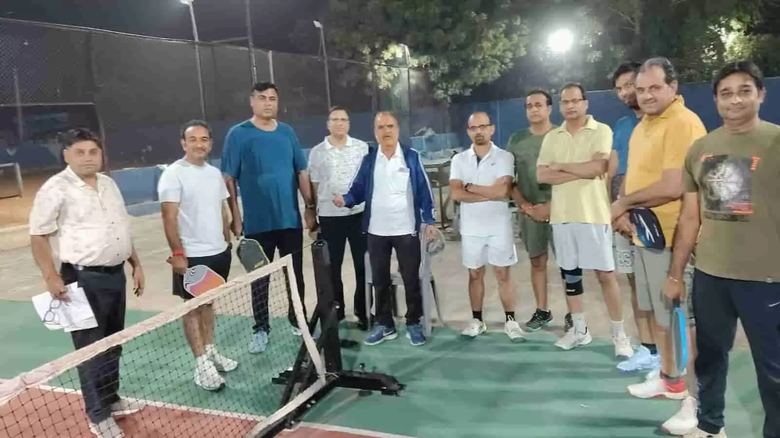 तस्वीर में सवाई माधोपुर के माउंटाउन क्लब में आयोजित पिकलबॉल प्रतियोगिता के दौरान जिला कलक्टर काना राम और प्रतिभागी खिलाड़ी नजर आ रहे हैं. तस्वीर में सवाई माधोपुर के माउंटाउन क्लब में आयोजित पिकलबॉल प्रतियोगिता के दौरान जिला कलक्टर काना राम और प्रतिभागी खिलाड़ी नजर आ रहे हैं.