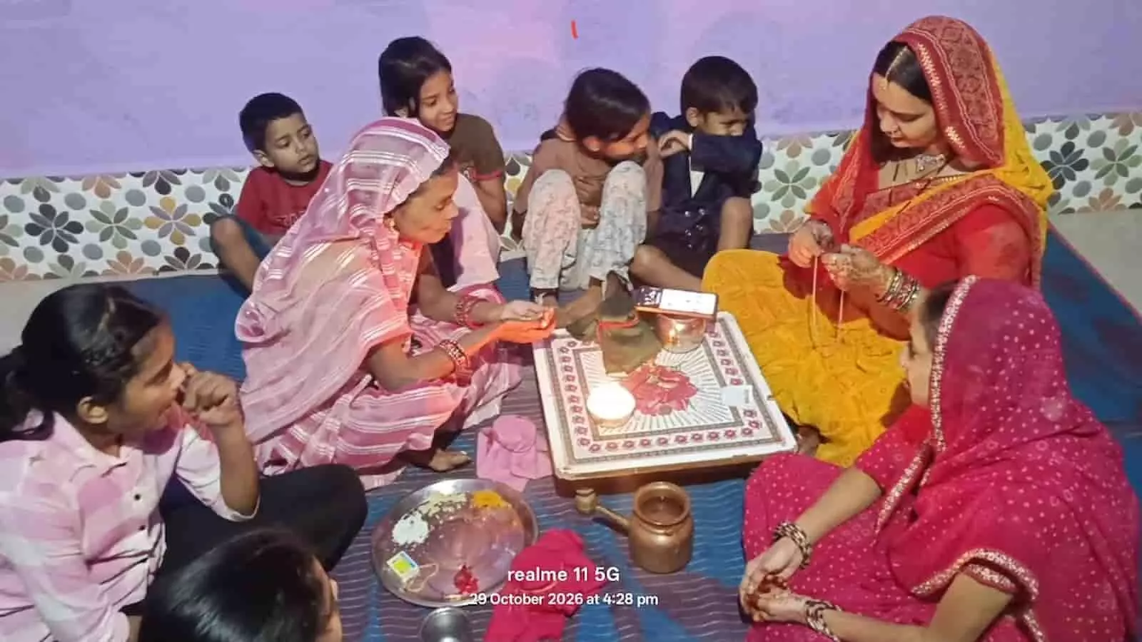 तस्वीर में महिलाएं भरतपुर के भुसावर में करवा चौथ पूजा की सामग्री के पास बैठकर पूजा करती दिख रही हैं। तस्वीर में महिलाएं भरतपुर के भुसावर में करवा चौथ पूजा की सामग्री के पास बैठकर पूजा करती दिख रही हैं।