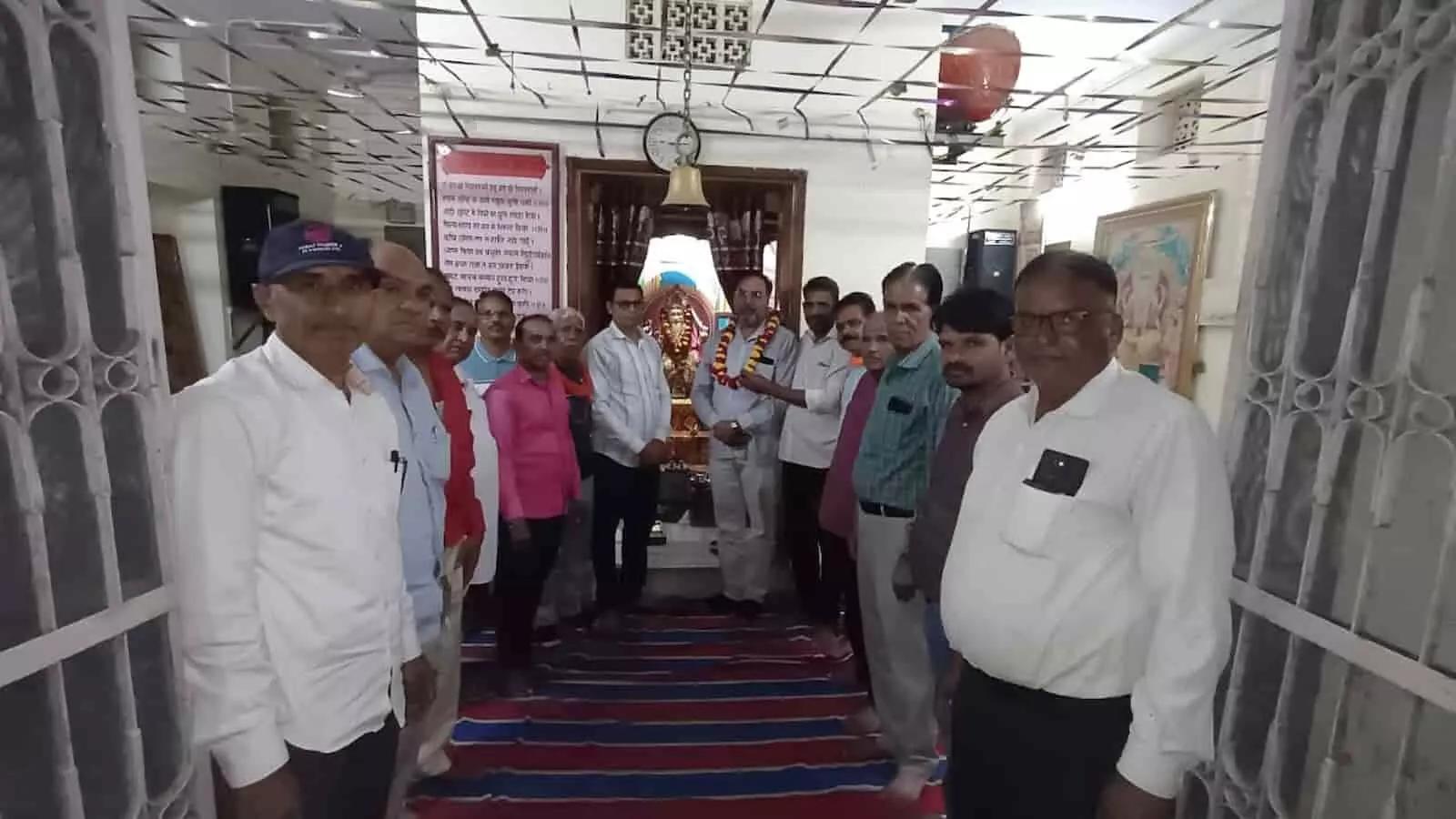 तस्वीर में कोटा स्थित विश्वकर्मा मंदिर के प्रांगण में जांगिड़ समाज के सदस्य नवनिर्वाचित अध्यक्ष का स्वागत करते दिख रहे हैं। तस्वीर में कोटा स्थित विश्वकर्मा मंदिर के प्रांगण में जांगिड़ समाज के सदस्य नवनिर्वाचित अध्यक्ष का स्वागत करते दिख रहे हैं।