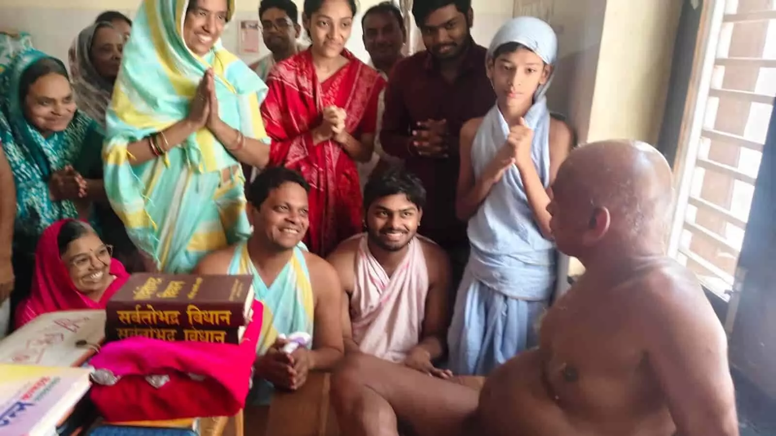 तस्वीर में कोटा के धार्मिक कार्यक्रम के दौरान मुनि श्री योगसागर जी महाराज के समक्ष हाथ जोड़े खड़े श्रद्धालु दिख रहे हैं। तस्वीर में कोटा के धार्मिक कार्यक्रम के दौरान मुनि श्री योगसागर जी महाराज के समक्ष हाथ जोड़े खड़े श्रद्धालु दिख रहे हैं।