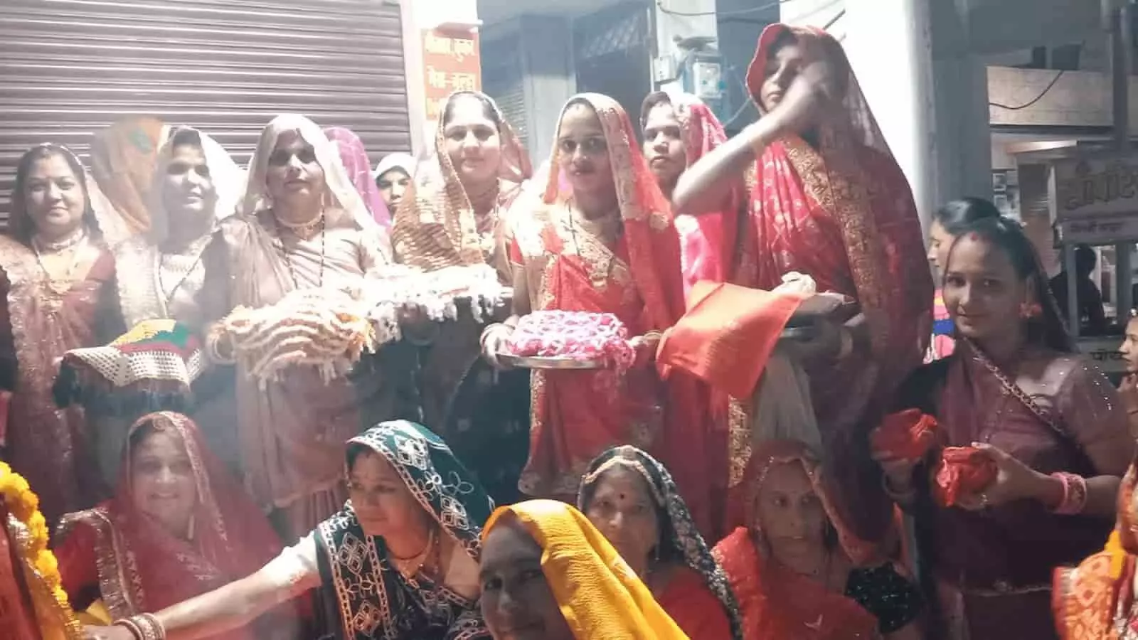 तस्वीर में दिख रही करवा चौथ की पूजा थाली के साथ सुहागिन महिलाएं, आकोला। तस्वीर में दिख रही करवा चौथ की पूजा थाली के साथ सुहागिन महिलाएं, आकोला।