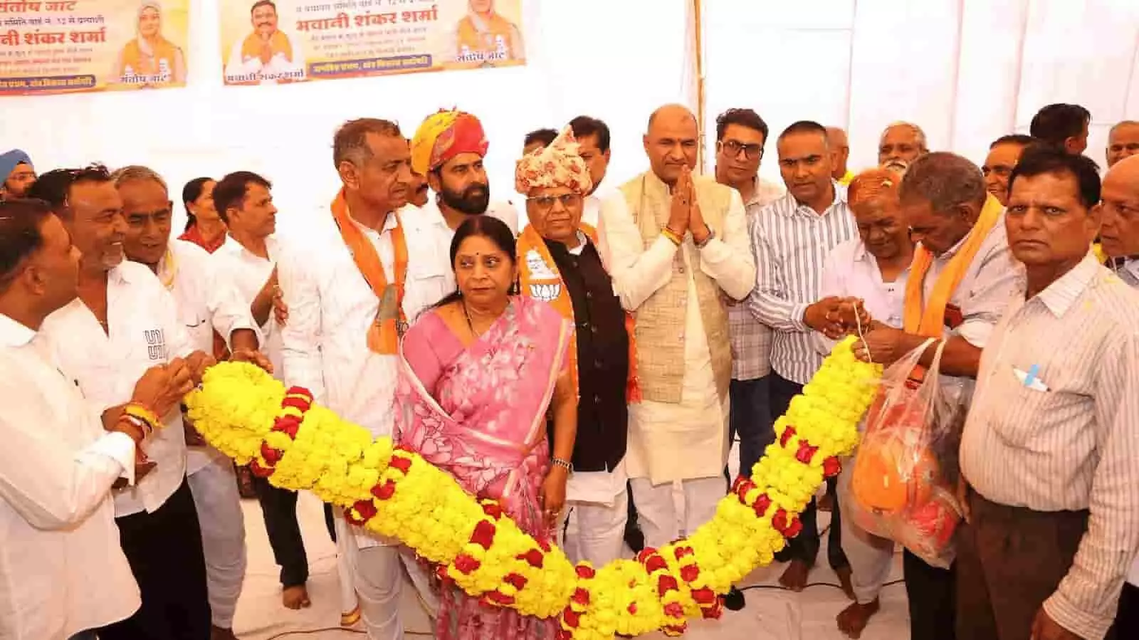 तस्वीर में दिख रहे चित्तौड़गढ़ में पंचायतीराज चुनाव प्रचार के दौरान भाजपा नेता व ग्रामीण। तस्वीर में दिख रहे चित्तौड़गढ़ में पंचायतीराज चुनाव प्रचार के दौरान भाजपा नेता व ग्रामीण।