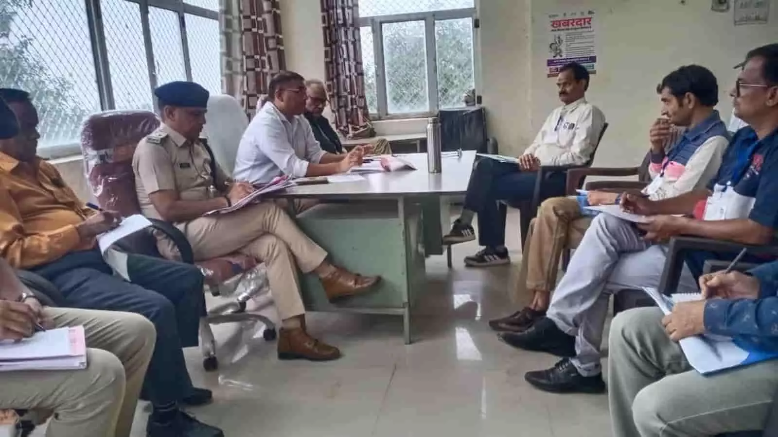 मासलपुर तहसीलदार कार्यालय में टेबल के चारों ओर बैठकर चुनावी तैयारियों की समीक्षा करते पुलिस और प्रशासनिक अधिकारी। मासलपुर तहसीलदार कार्यालय में टेबल के चारों ओर बैठकर चुनावी तैयारियों की समीक्षा करते पुलिस और प्रशासनिक अधिकारी।