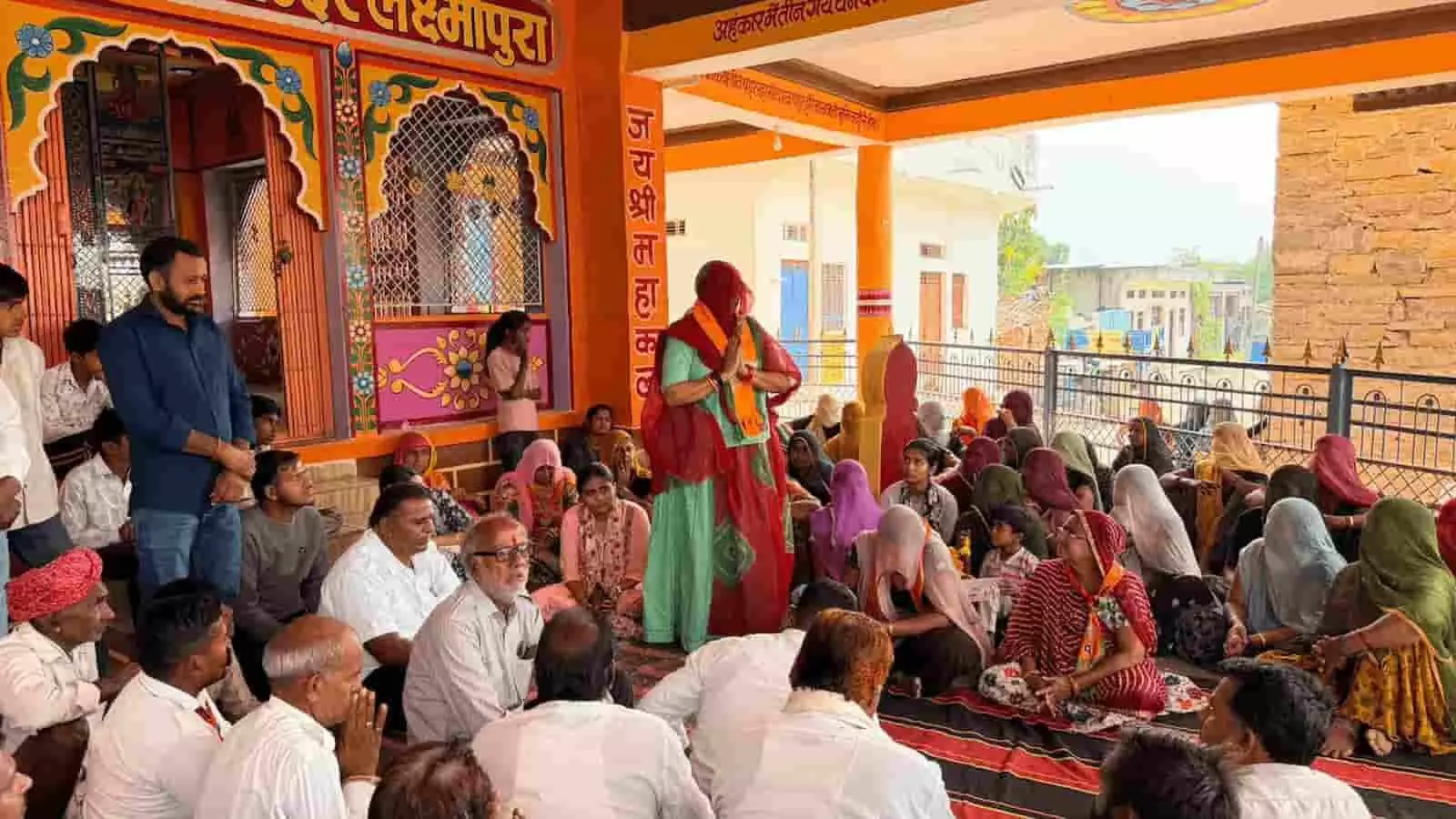 तस्वीर में दिख रही महादेव मंदिर लक्ष्मीपुरा में ग्रामीणों को संबोधित करतीं भाजपा प्रत्याशी सुशीला कंवर, चित्तौड़गढ़। तस्वीर में दिख रही महादेव मंदिर लक्ष्मीपुरा में ग्रामीणों को संबोधित करतीं भाजपा प्रत्याशी सुशीला कंवर, चित्तौड़गढ़।
