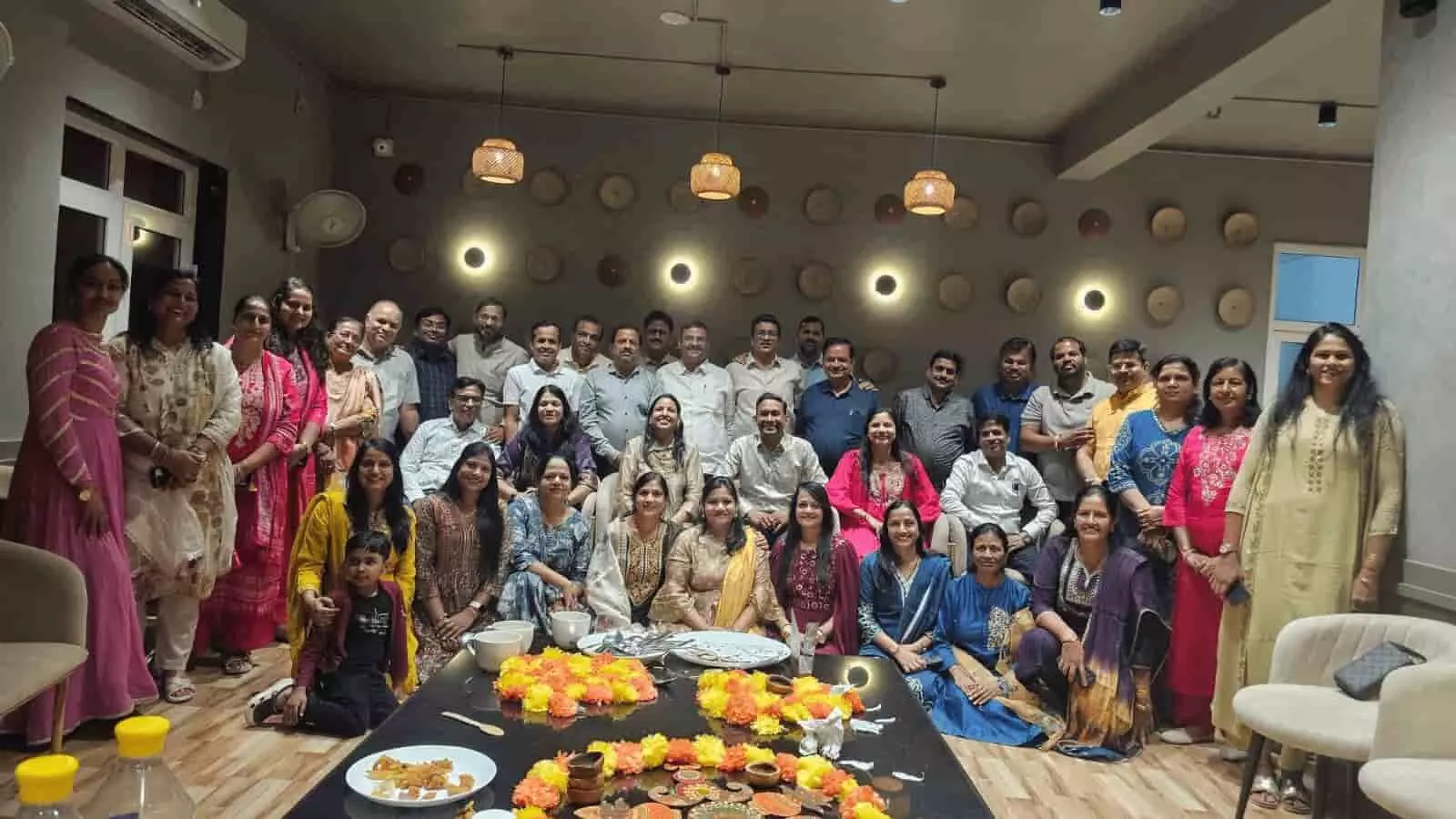 तस्वीर में दिख रहे प्री-दीवाली सेलिब्रेशन कार्यक्रम में शामिल सदस्य, चित्तौड़गढ़. तस्वीर में दिख रहे प्री-दीवाली सेलिब्रेशन कार्यक्रम में शामिल सदस्य, चित्तौड़गढ़.